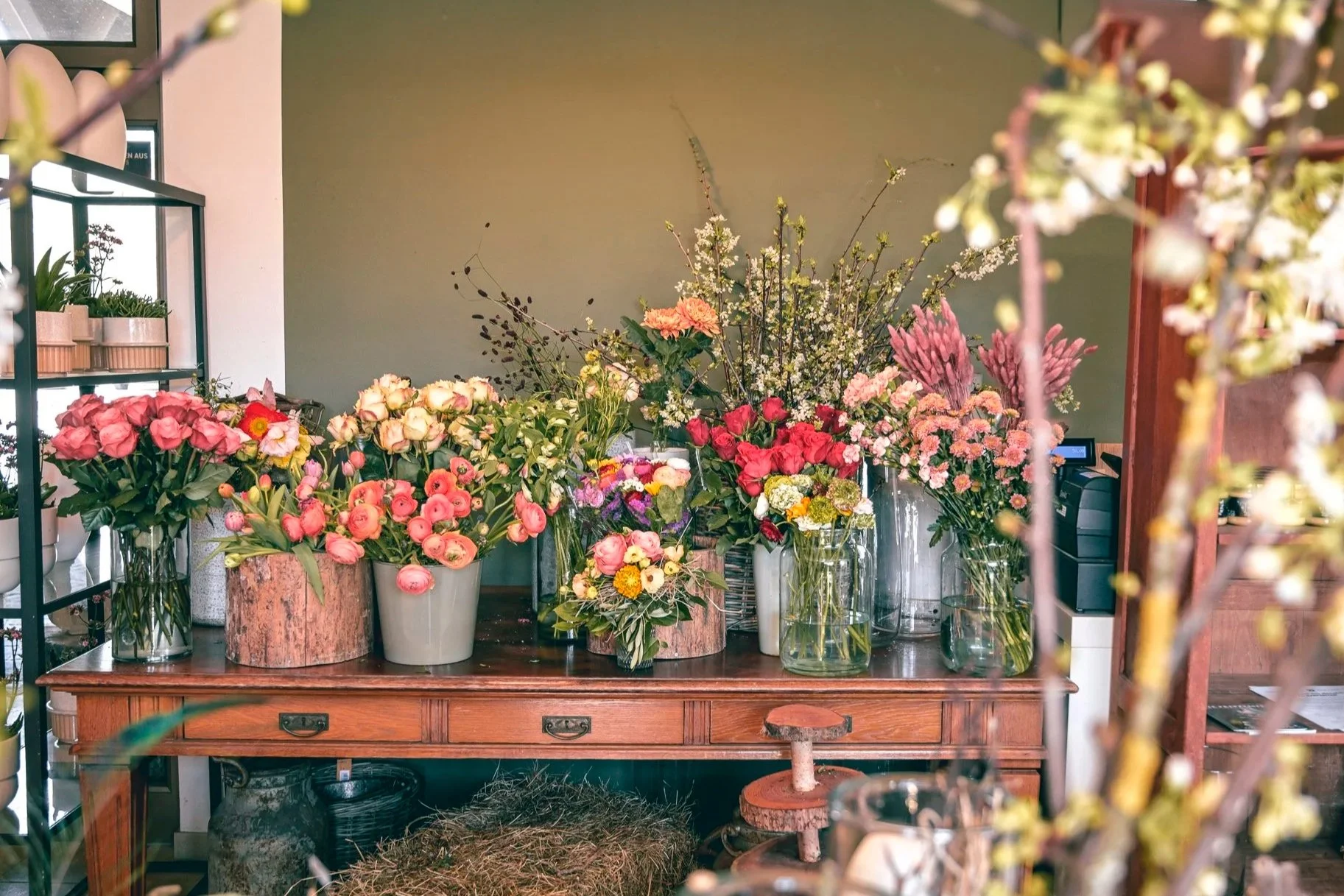 Farbenfrohe Blumenarrangements in der Blumenbinderei Bachmaier – Businessreportage und Produktfotografie in Zolling.

