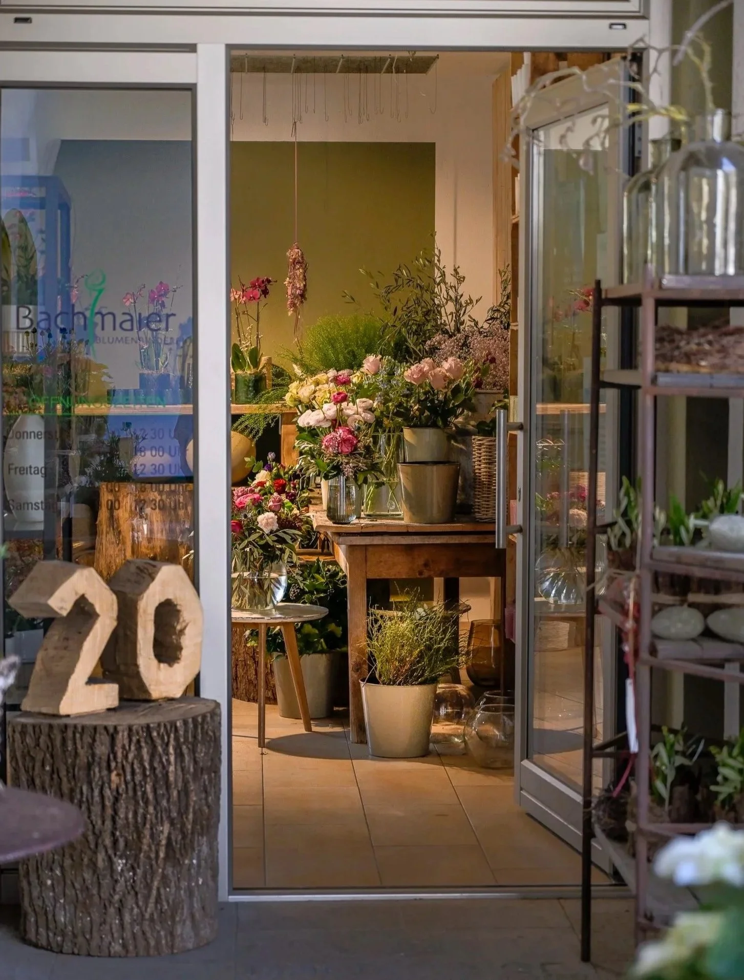 Eingang der Blumenbinderei Bachmaier mit Blick in das Geschäft – authentische Unternehmensfotografie in Zolling bei Freising.