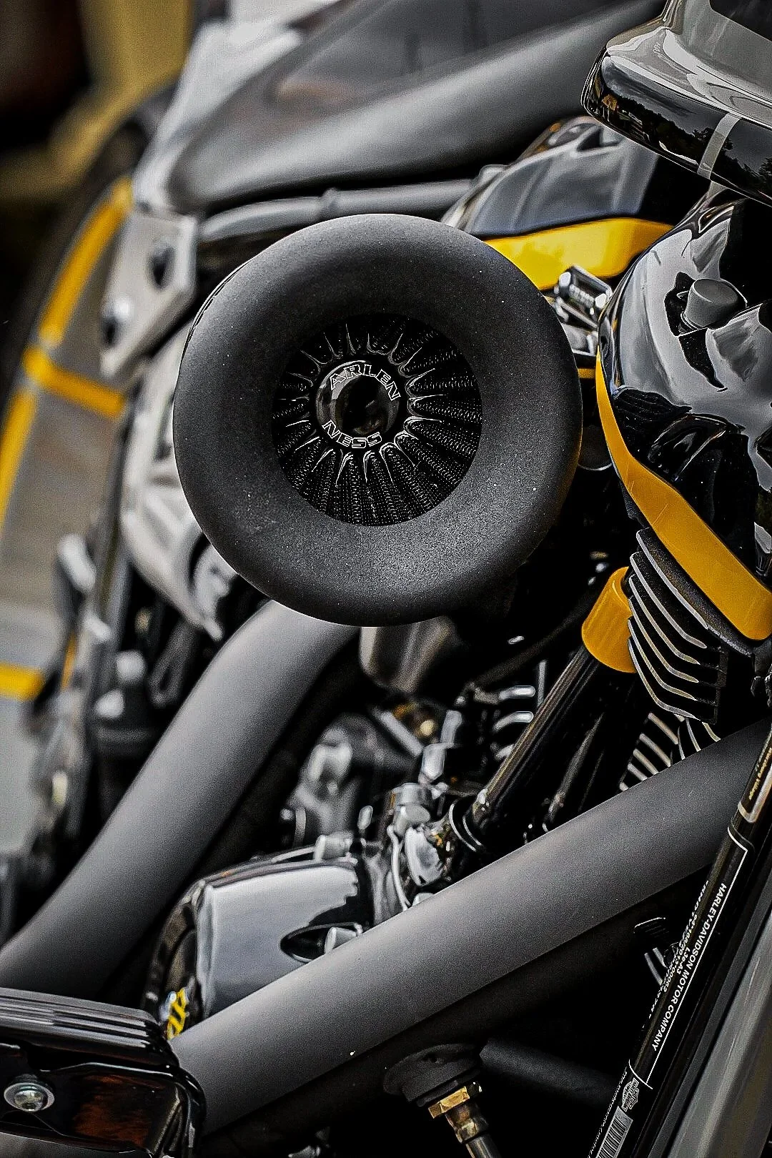 Produktfotografie Harley-Davidson Würzburg Village: Schwarzer Luftfilter an einem Custommotorrad.