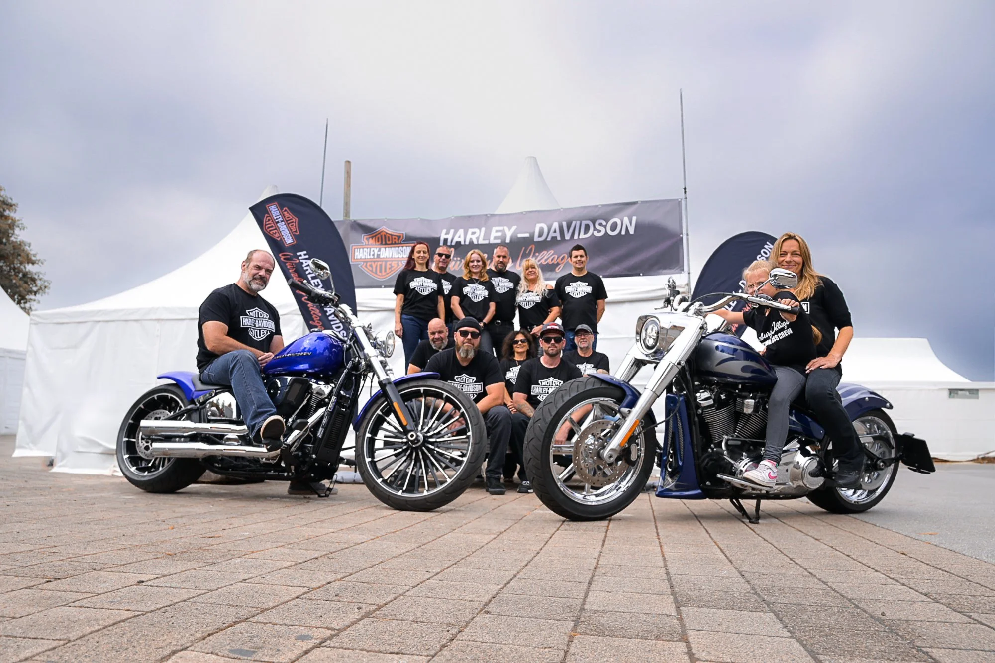 Event- und Teamfotografie: Team von Harley-Davidson Würzburg Village mit zwei Motorrädern bei der European Bike Week in Faak am See.