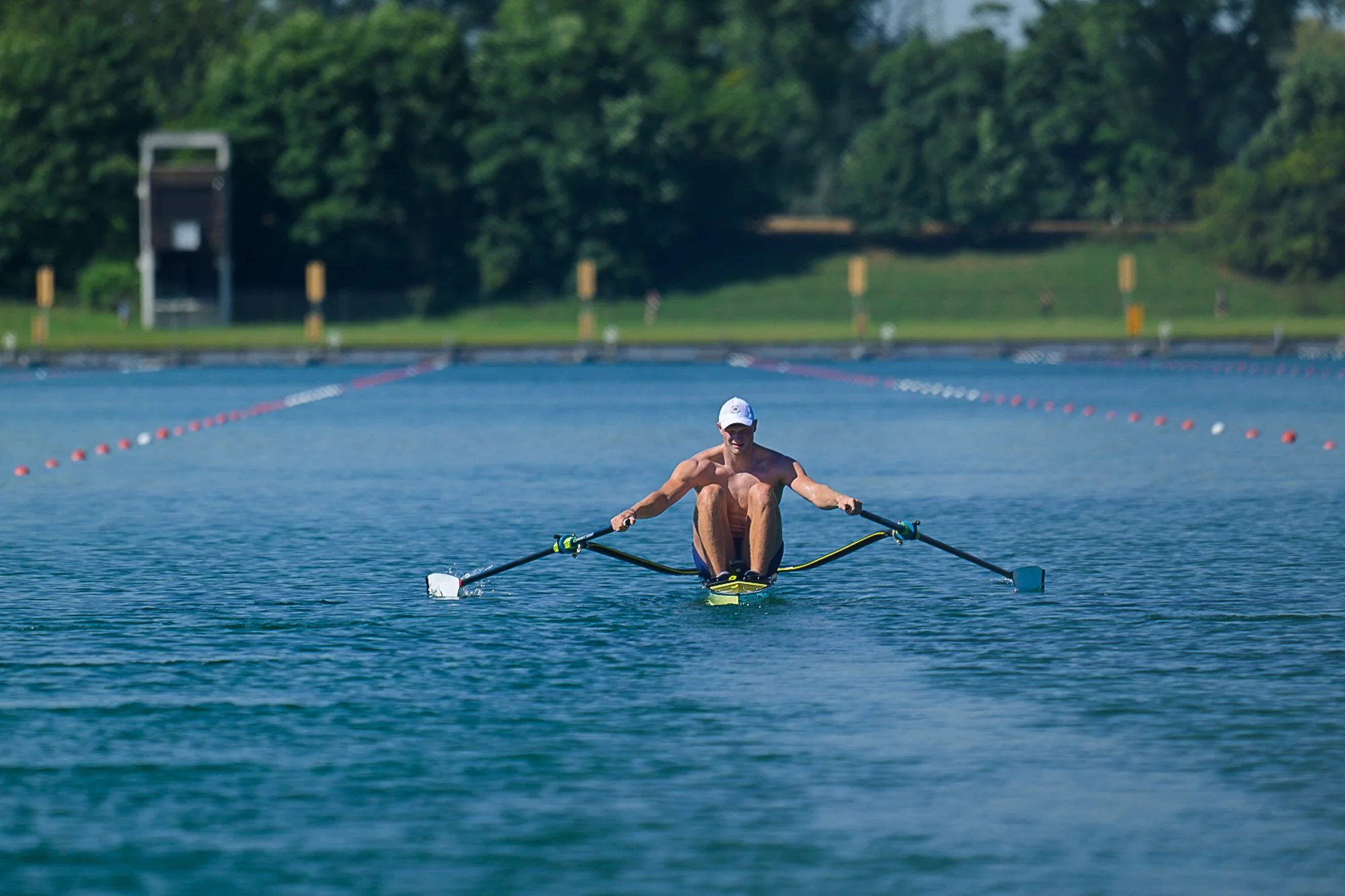Sportfotografie: Olympiasieger und Weltmeister Oliver Zeidler im Ruder-Einer Trainingseinheiten auf der Regattastrecke.