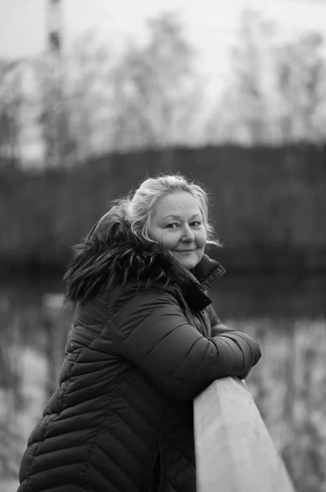 Natürliches Outdoorporträt einer Frau am See in schwarz weiss