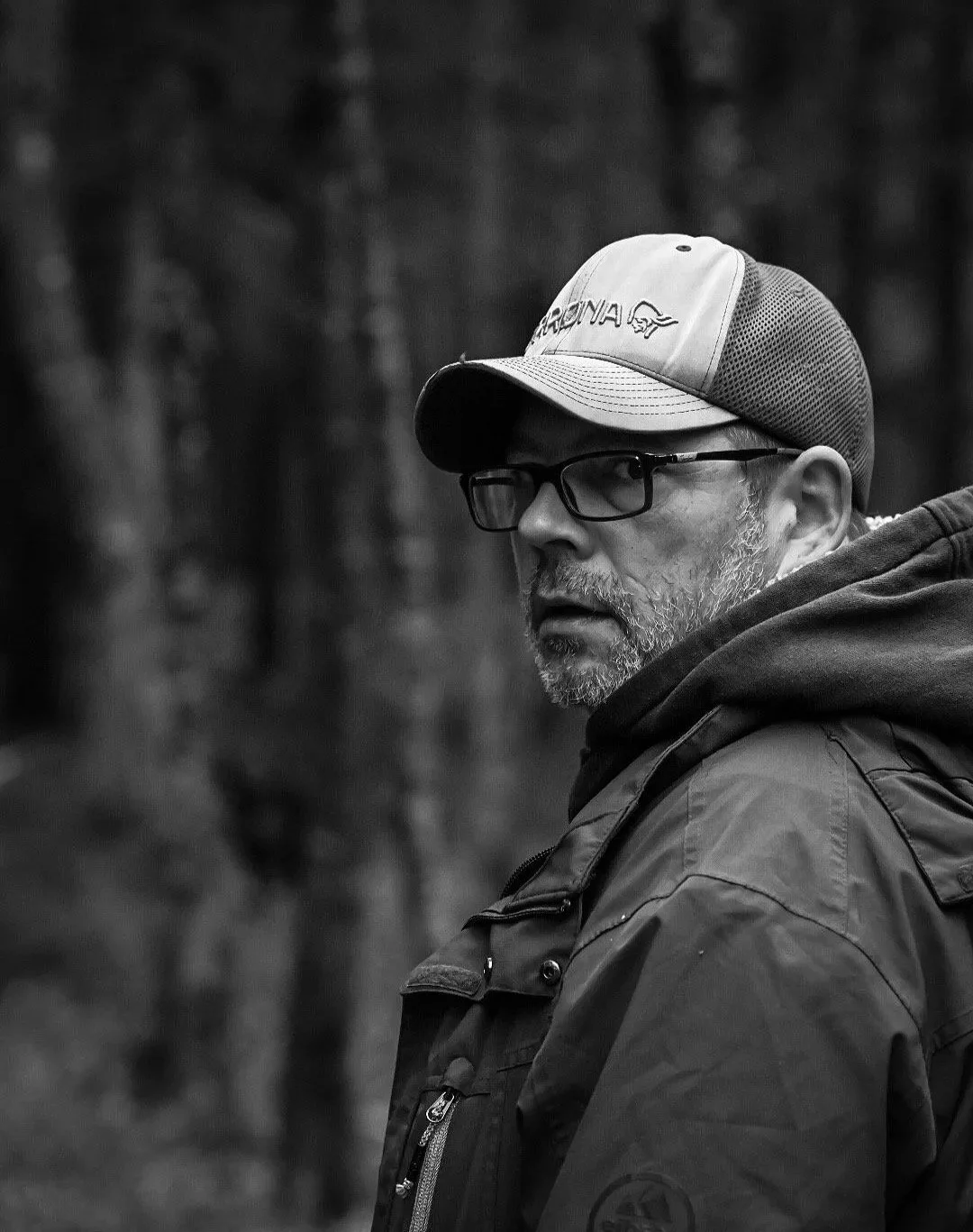 Outdoor-Porträtfotografie in Schwarz-Weiß: Walk & Go Shooting im Wald.