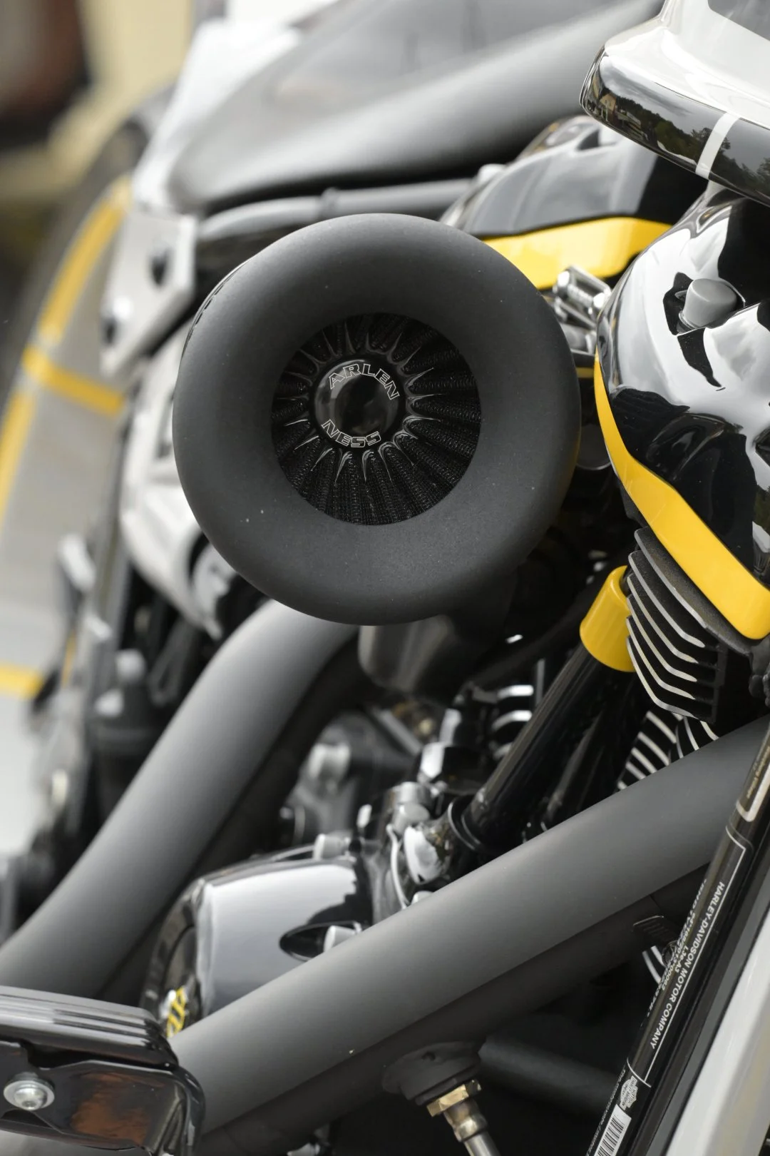 Produktfotografie Harley-Davidson Würzburg Village: Schwarzer Luftfilter an einem Custommotorrad.