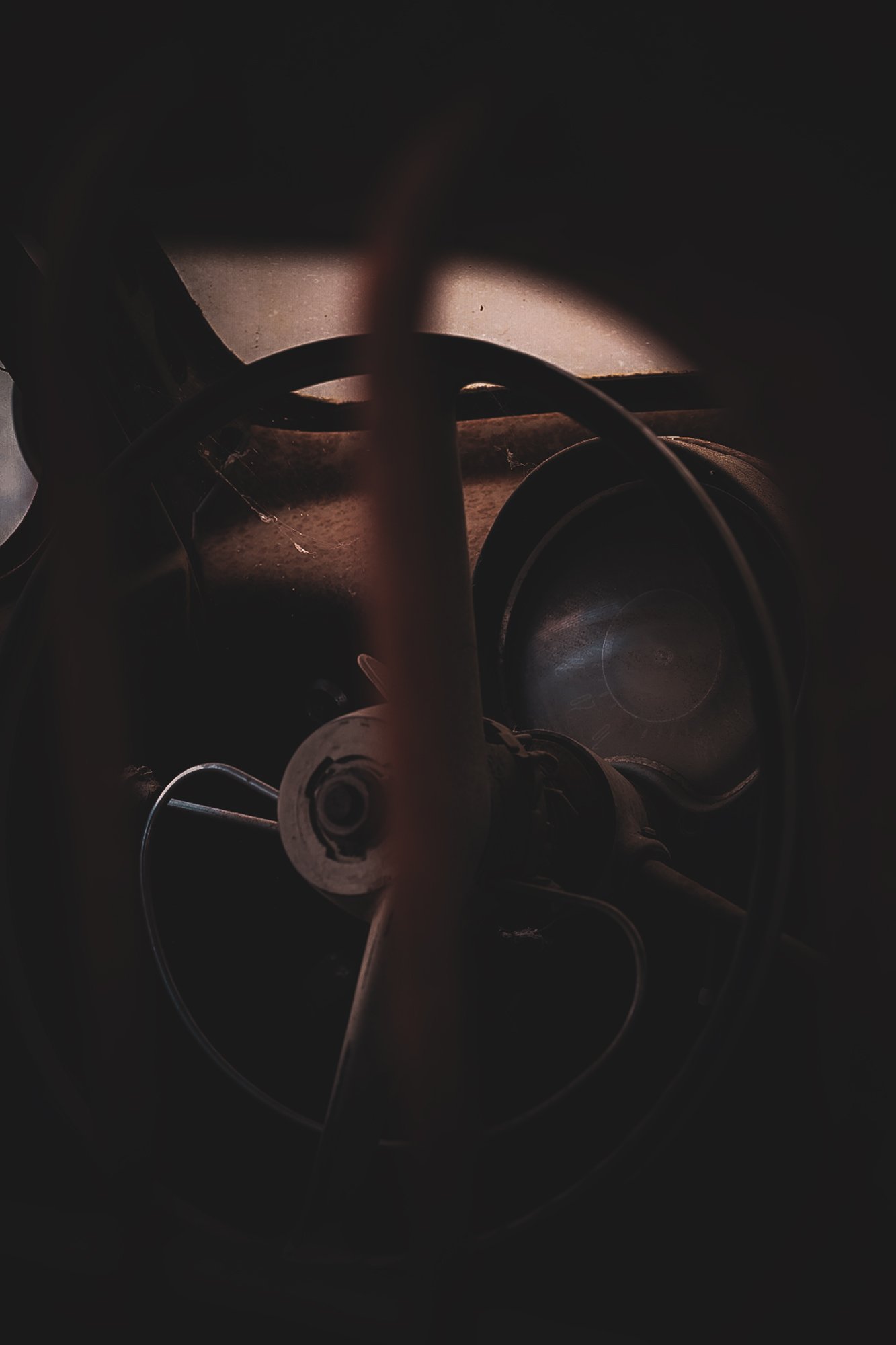 Automotivefotografie: amerikanisches Fahrzeug aus den 60ern hier der Einblick durch die hinteren Gitter des Aufbaus in den Innenraum des Fahrzeugs bei Gegenlicht.