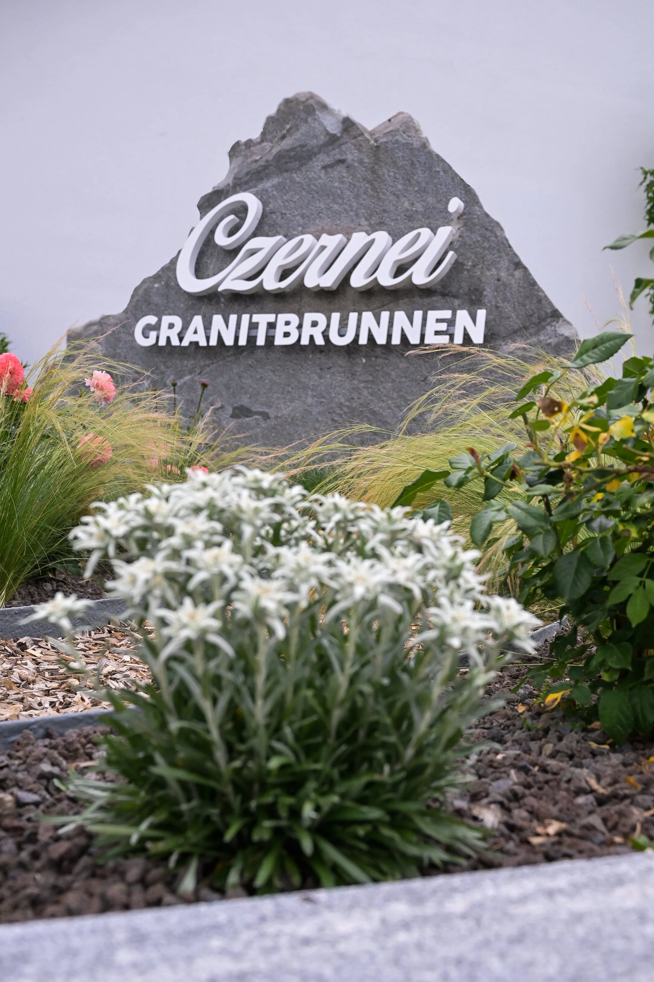 Unternehmensfotografie Czernei Natursteinhandel: Eingangsbereich und Außenansicht des Firmengeländes in Sillertshausen.
