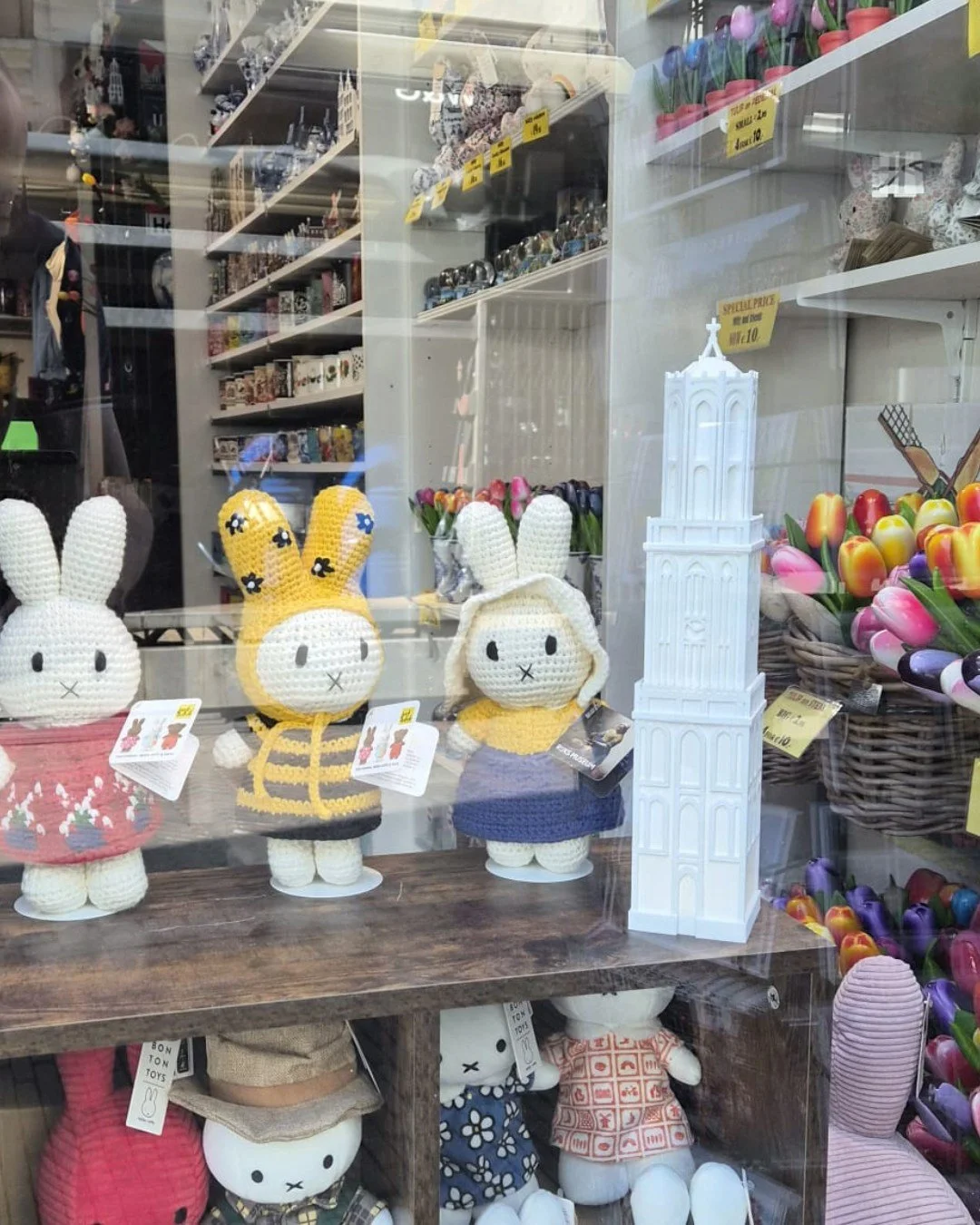 The Dom Lamp and Miffy, side by side in the window of @officialsouvenirstore_utrecht on Steenweg ❤️🤍

#miffy #utrecht