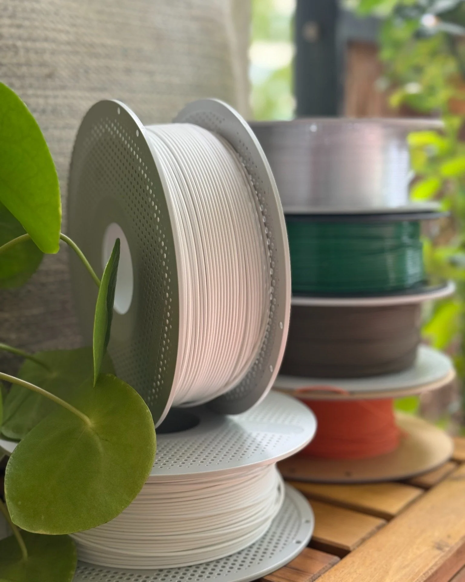 Het prille begin van een Domlamp. De rollen PLA: een bioplastic van ma&iuml;szetmeel en suikerriet. Laag voor laag ontstaat hieruit de toren.