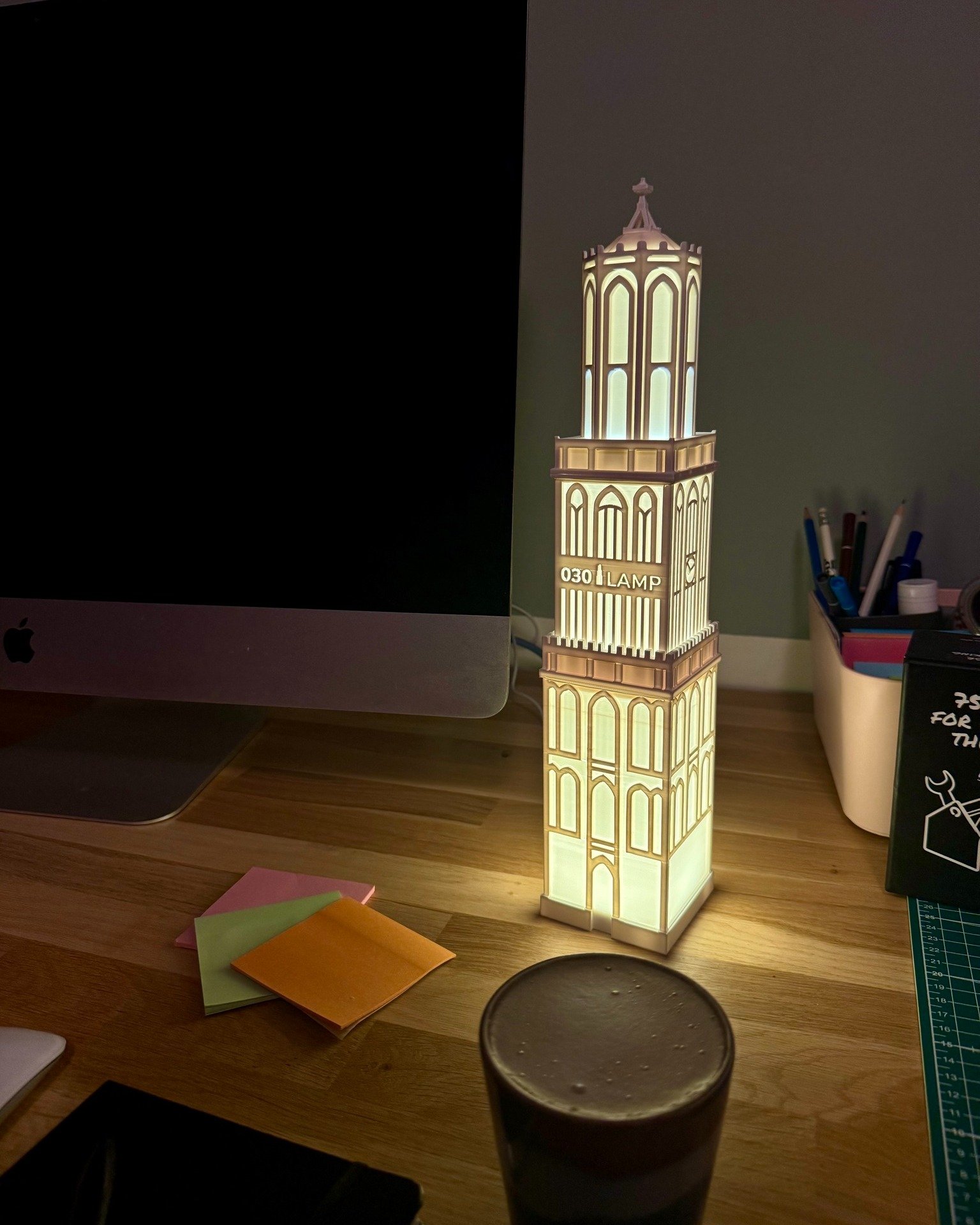 De feestdagen lijken nog ver weg, maar voor je het weet staan ze voor de deur. En daarmee de vraag: wat geef je familie, vrienden of zakelijke relaties? Een stukje Utrecht is nooit verkeerd. Wat dacht je van een Domlamp (met je logo meegeprint)?

E&e