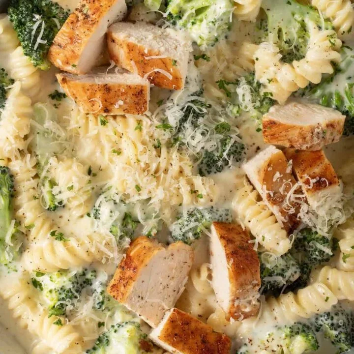 alfredo-pasta-with-chicken-and-broccoli-720x720.webp