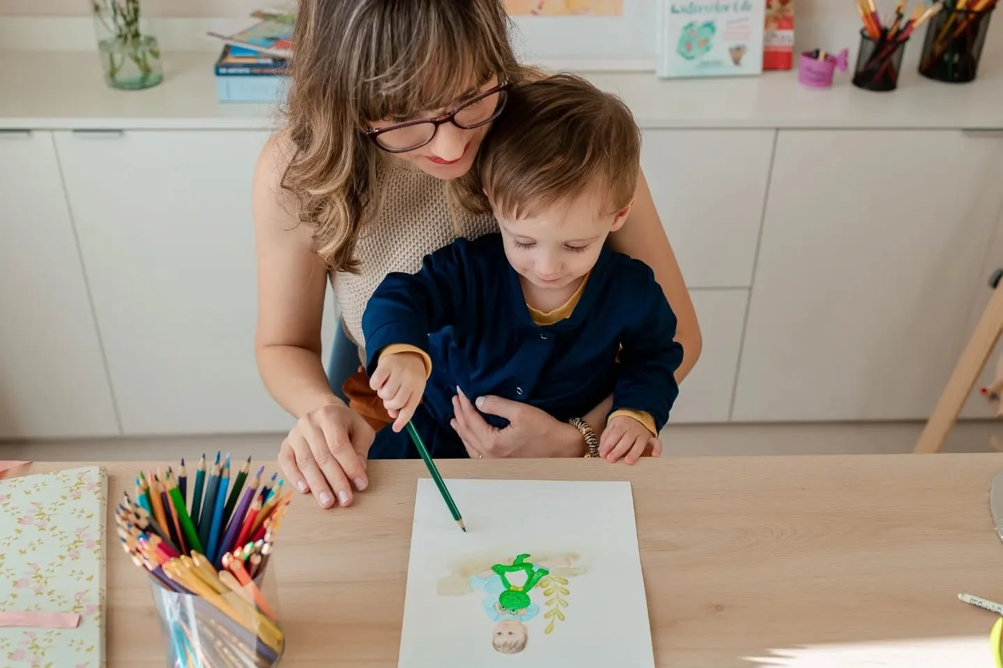 Oi, eu sou a B&aacute;rbara &mdash; artista visual, m&atilde;e e criadora do Atelier Little Blessings ✨

Esse atelier nasceu do amor pelos meus filhos e da vontade de transformar momentos especiais em arte afetiva.

Seja bem-vindo ao nosso pequeno un