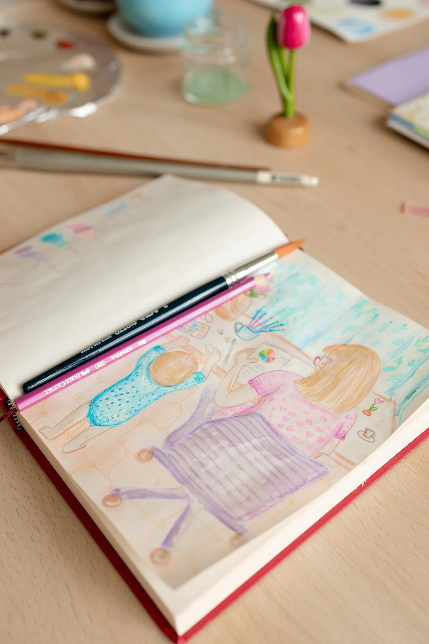 Desenho de duas meninas brincando na cama, uma de camiseta azul e outra de vestido rosa, com uma cortina e cortina rosa ao fundo.