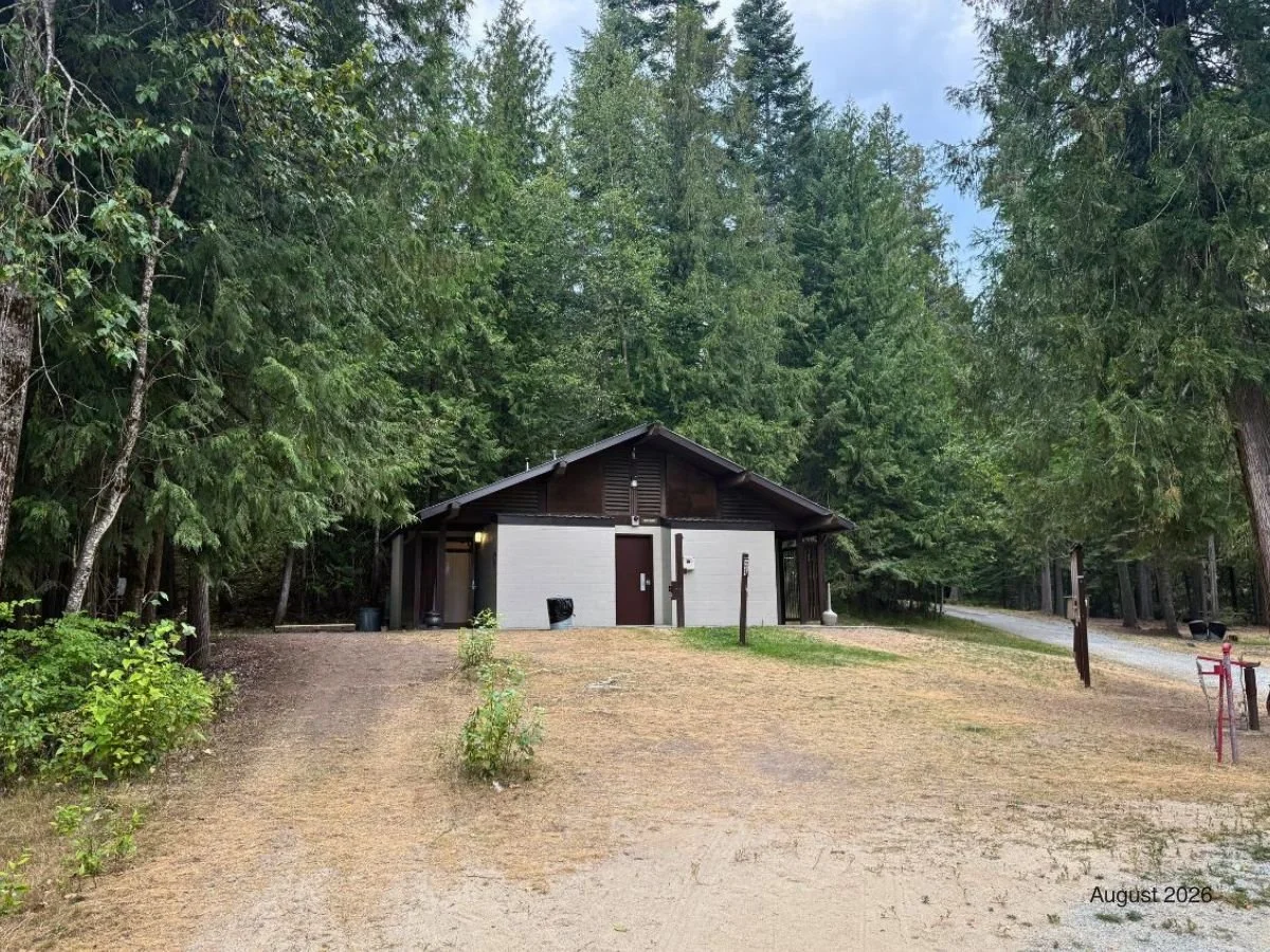 Albeni Campground Restrooms: Well-maintained restroom facilities with flush toilets and coin-operated showers. A convenient dog-tie post is also provided near the entrance for visitors traveling with pets.