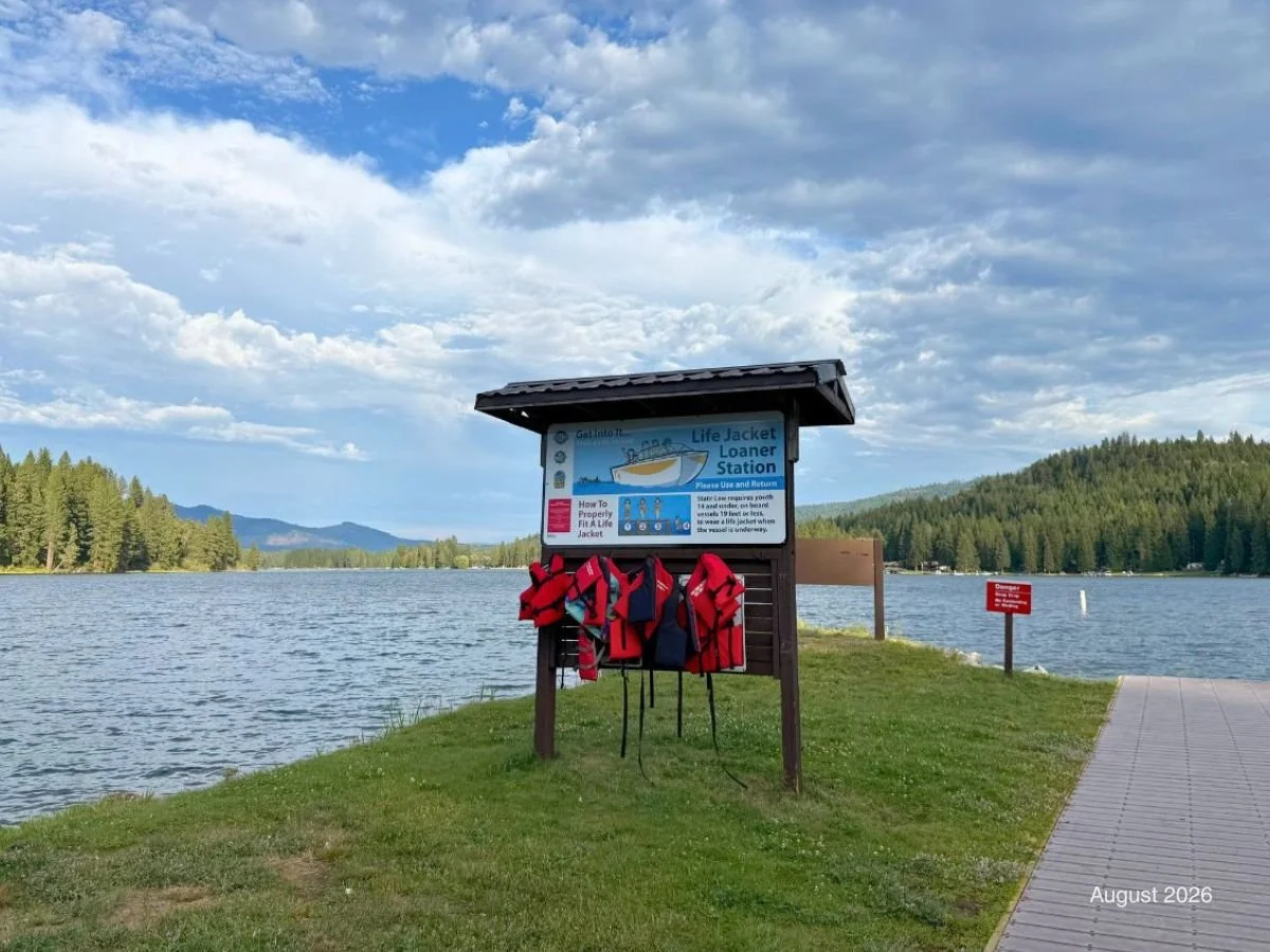 Life Jacket Loaner Station: Life jacket loaners are available at the Albeni boat launch in a range of sizes for visitors of all ages. Jackets can be borrowed and returned at the station after use.