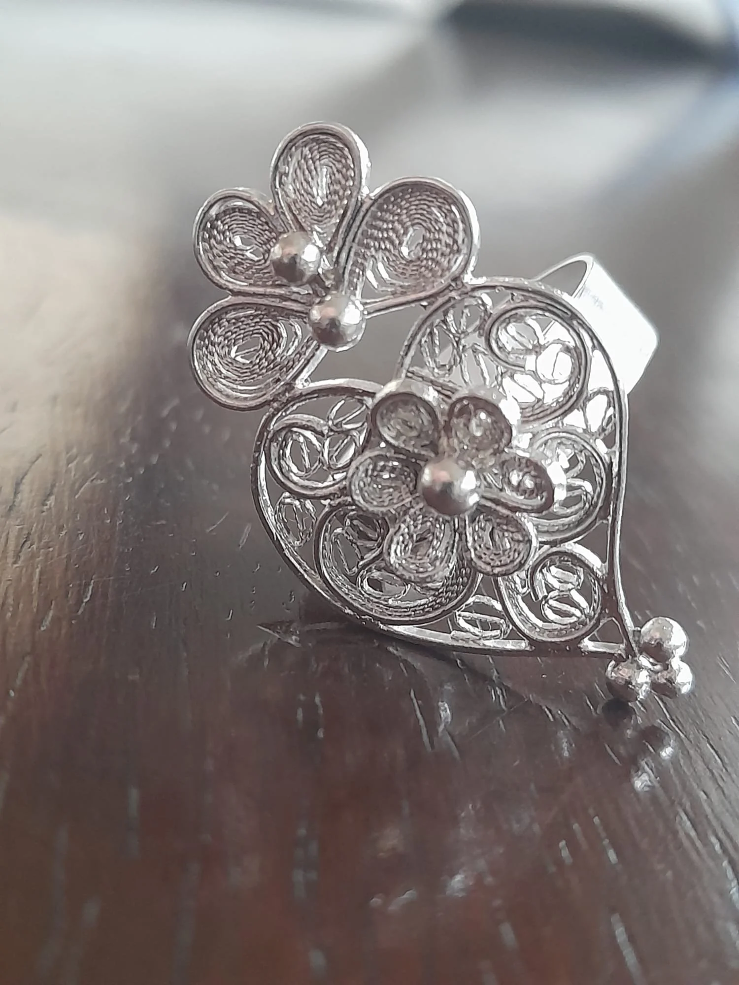 Anel de prata com design de coração de filigrana.