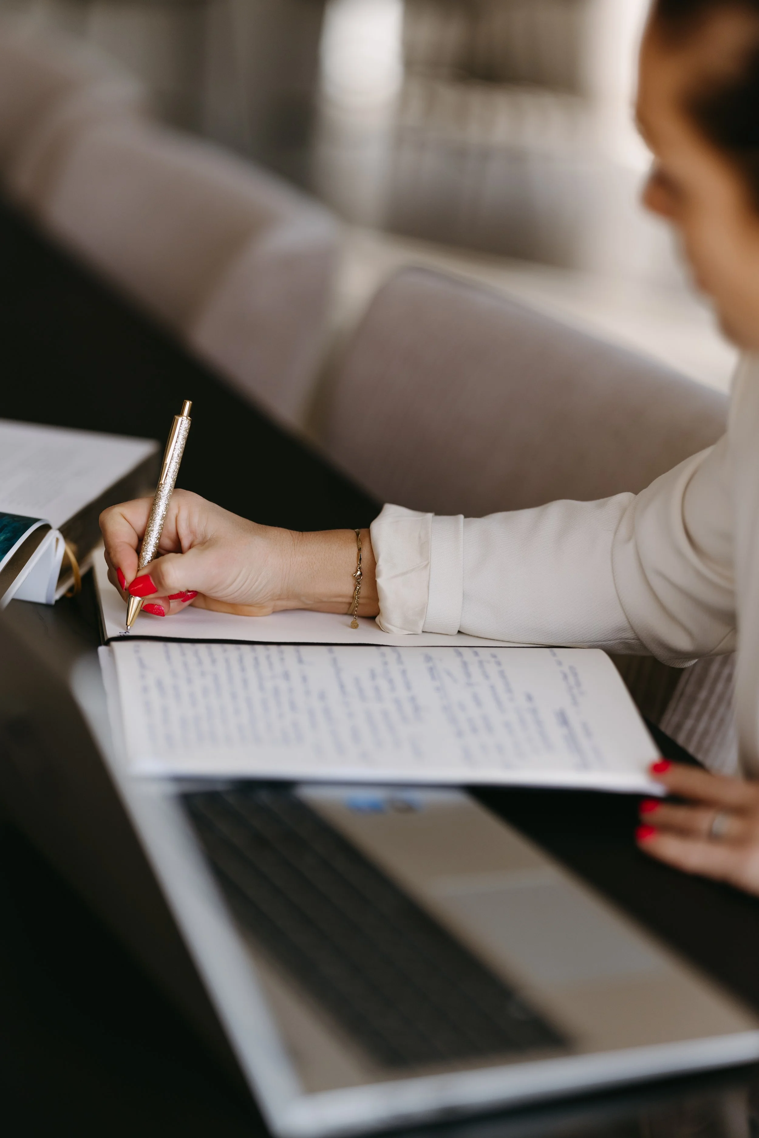 Deelnemers luisteren naar inzichten over systemisch werk, regressie en lichaamsbewustzijn.
