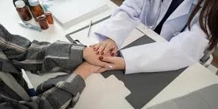 Doctor talking to a patient in a medical consultation.