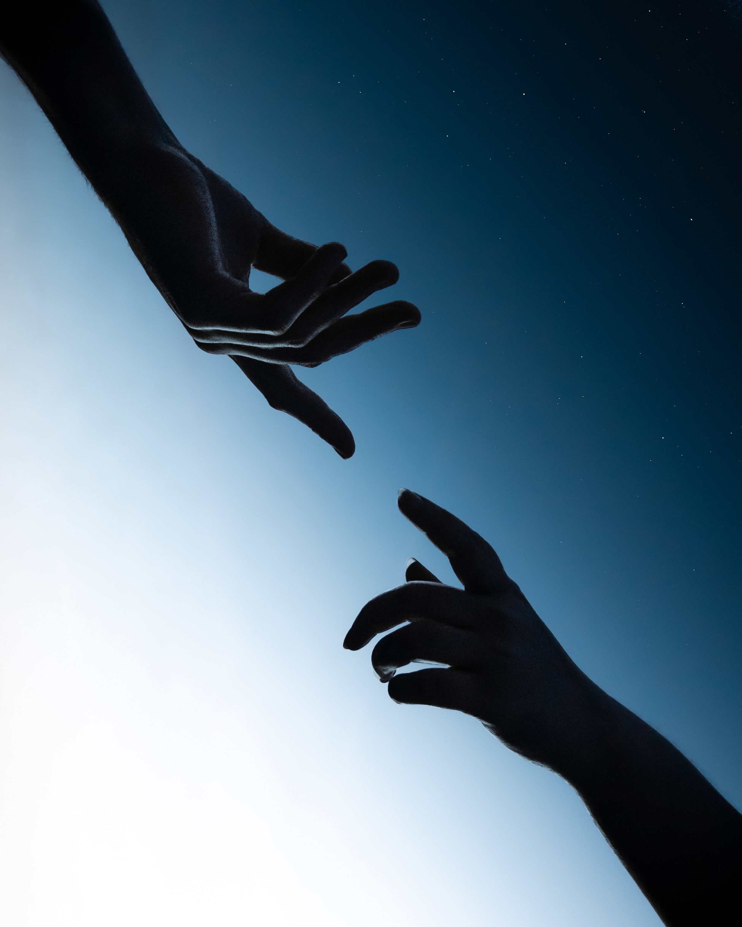 Silhouette einer Hand, die nach einer anderen Hand greift, vor einem dunklen Himmel mit Sternen und hellem Horizont.