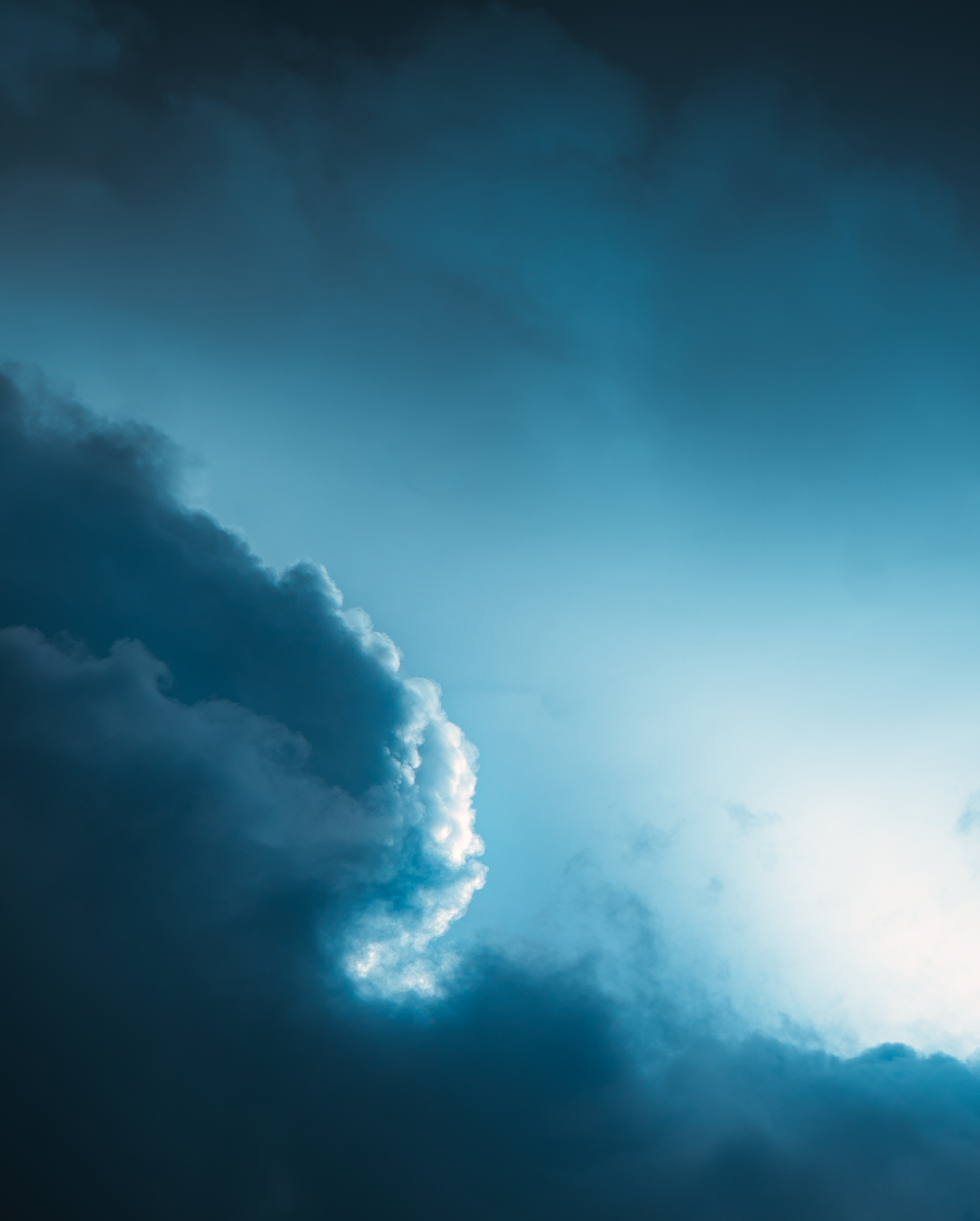 Dichte Wolken am Himmel mit schwachem Licht.