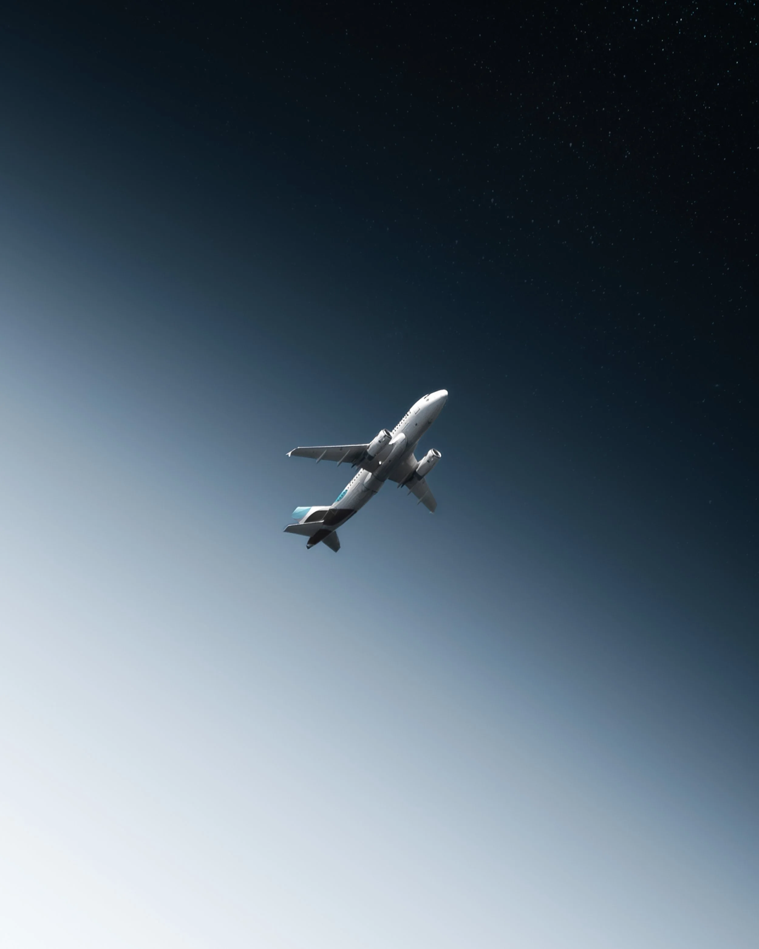 Ein Flugzeug fliegt durch den Himmel mit einer dunklen Nachthimmel mit Sternen im Hintergrund.
