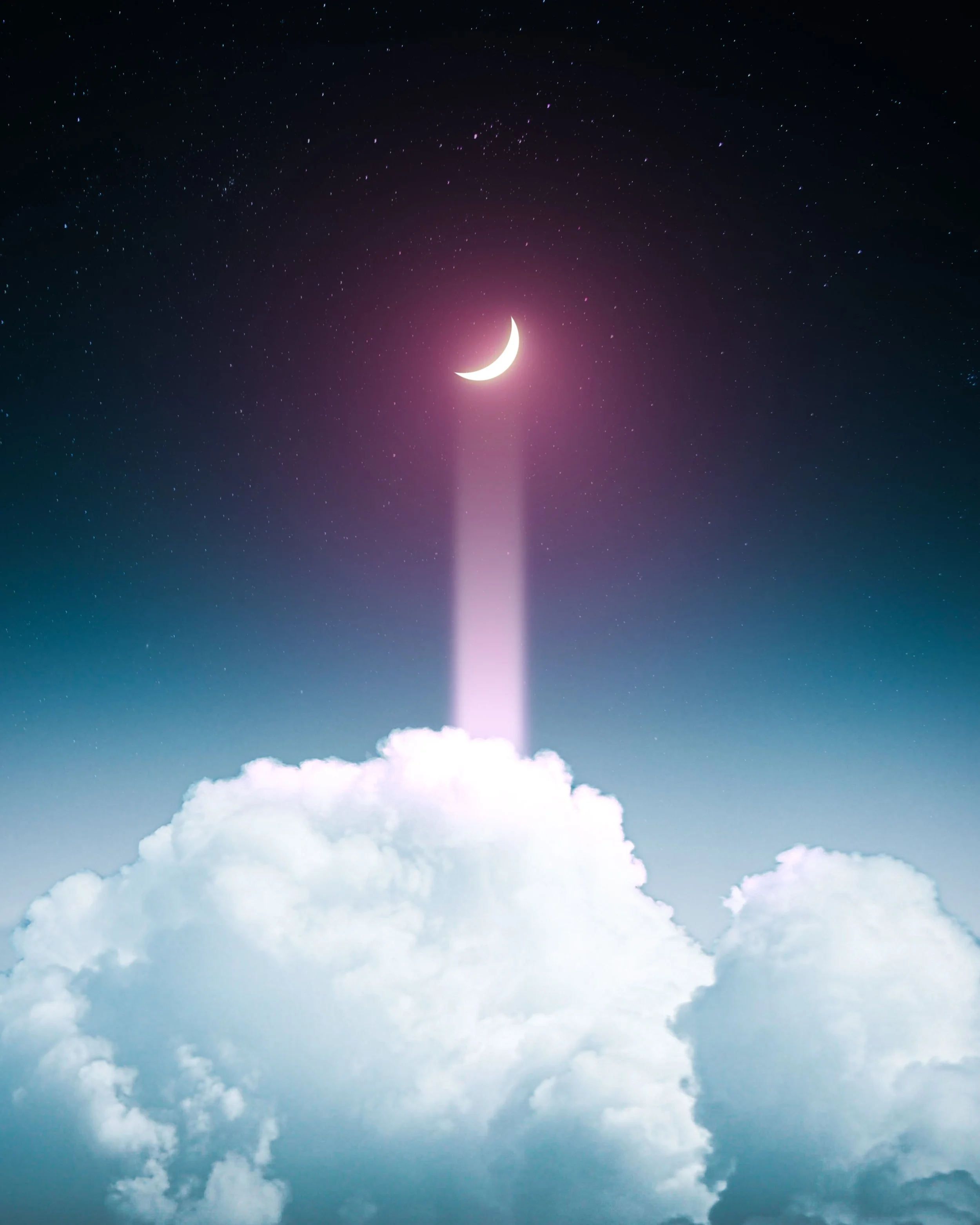 Der Himmel über den Wolken zeigt eine sichelförmige Mondsichel, die von einem rosa-violetten Lichtstrahl durch die Atmosphäre beleuchtet wird, mit Sternen im Hintergrund.