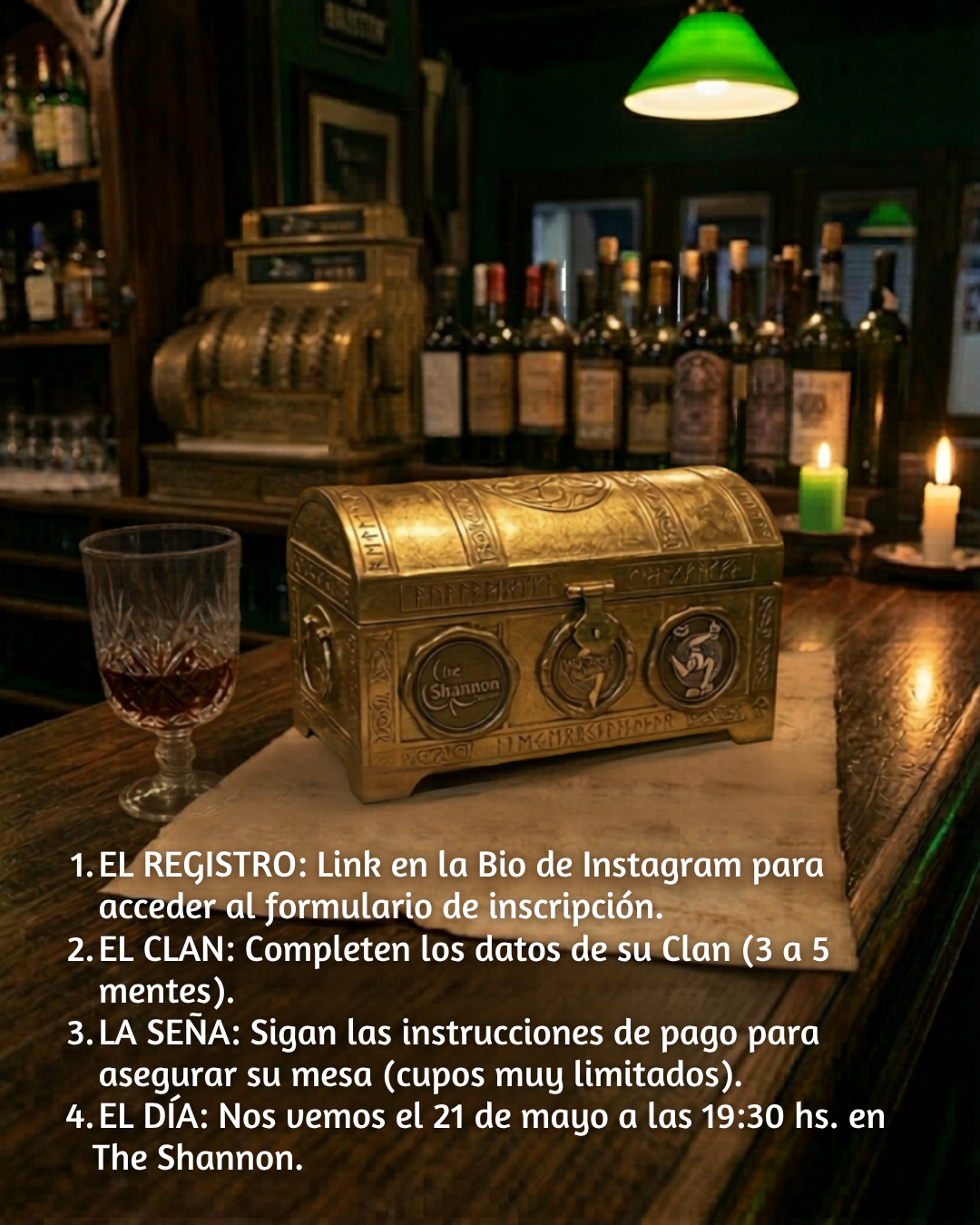 Una mesa de bar con una caja dorada decorativa, una copa con bebida y una vela encendida. En el fondo, estantes con botellas de licor y una caja registradora antigua.