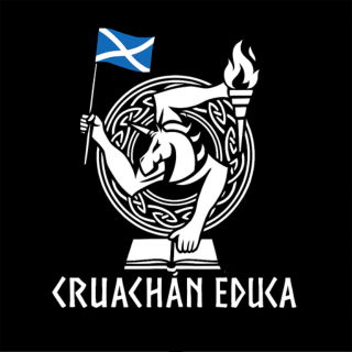 Un diseño en blanco y negro con un símbolo celta y una figura musculosa que sostiene una bandera de Escocia y una antorcha, junto con el texto 'CRUACHÁN EDUKA'.