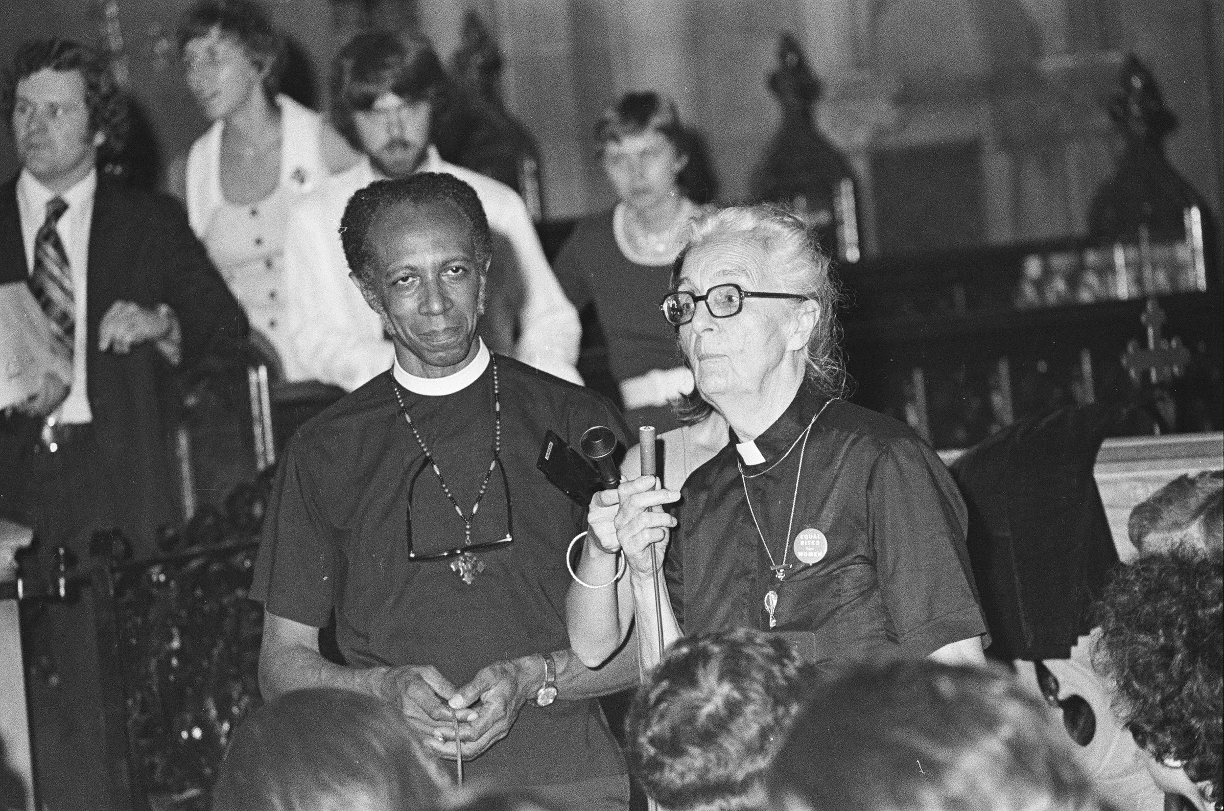 Brad Hess black and white photograph, copyright Darlene O'Dell, Church of the Advocate, Philadelphia Eleven ordinations, 1974, women priests, Paul Washington, Jeannette Piccard, large crowd. July, media event, Episcopal