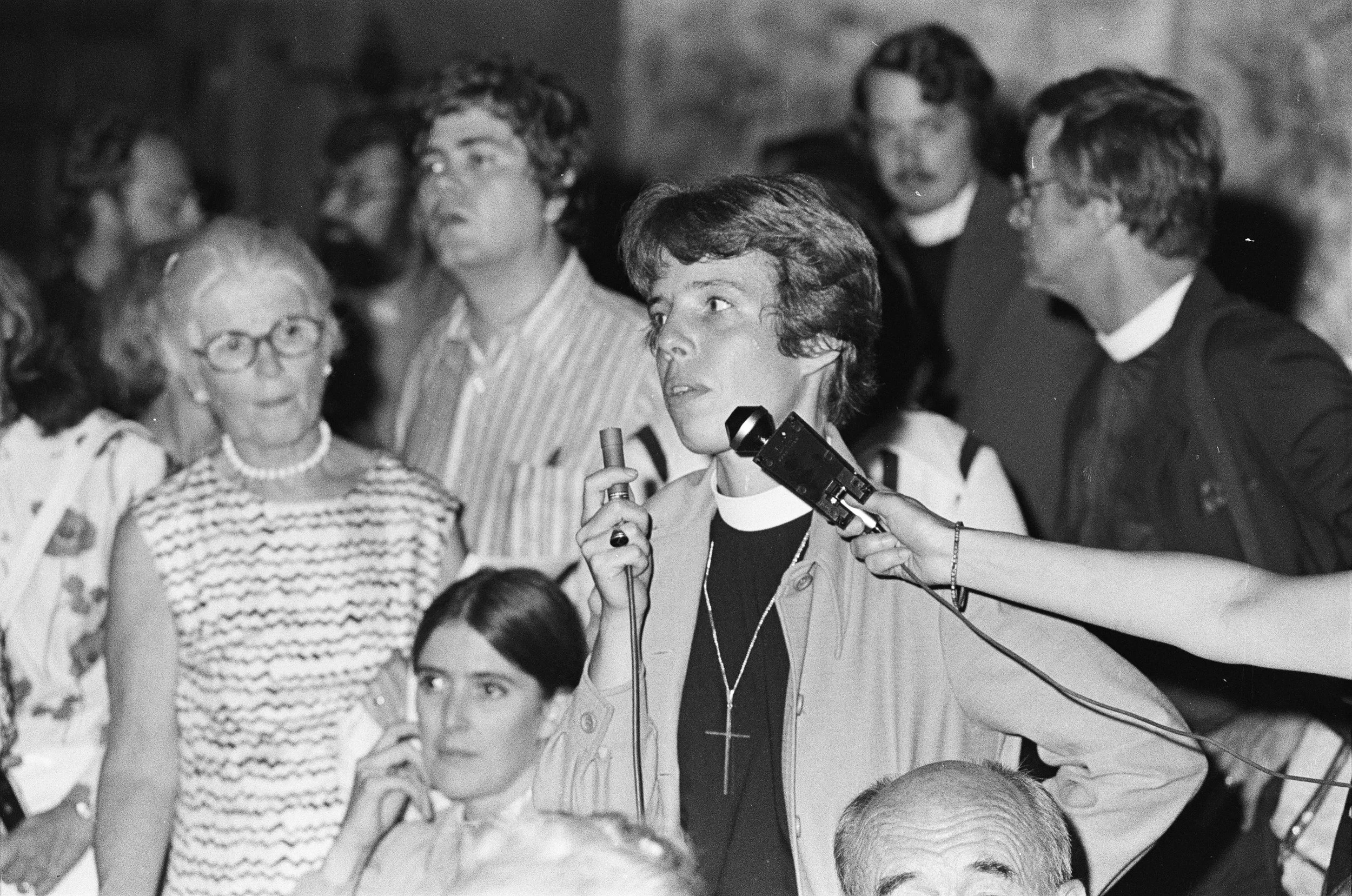 Brad Hess black and white photograph, copyright Darlene O'Dell, Church of the Advocate, Philadelphia Eleven ordinations, July 1974, women priests, Episcopal, large crowd, press conference, Carter Heyward, Emily Hewitt