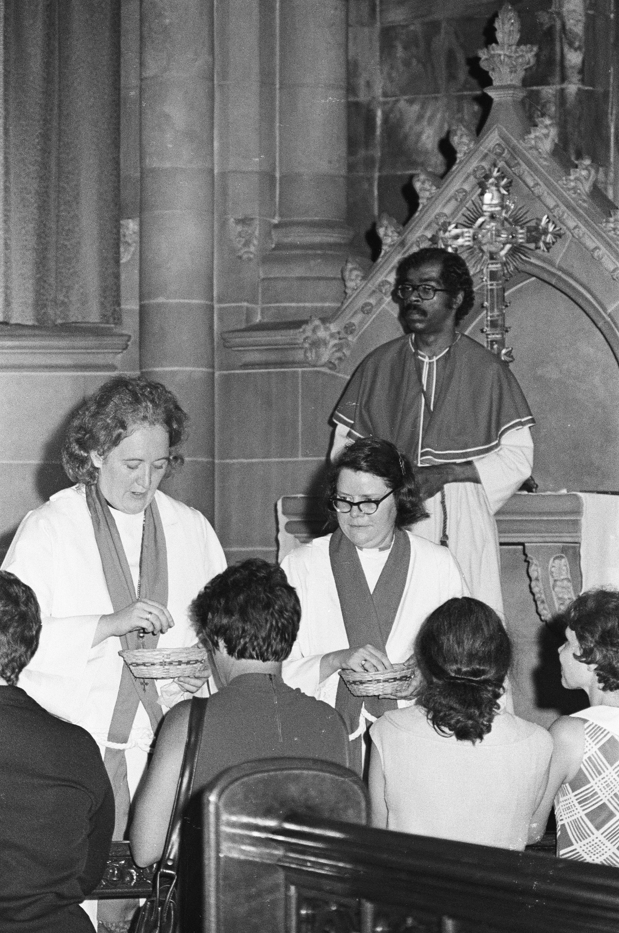 Brad Hess black and white photograph, copyright Darlene O'Dell, Church of the Advocate, Philadelphia Eleven ordinations, 1974, women priests, Marie Moorefield-Fleisher, Sue Hiatt, large crowd. July, media event
