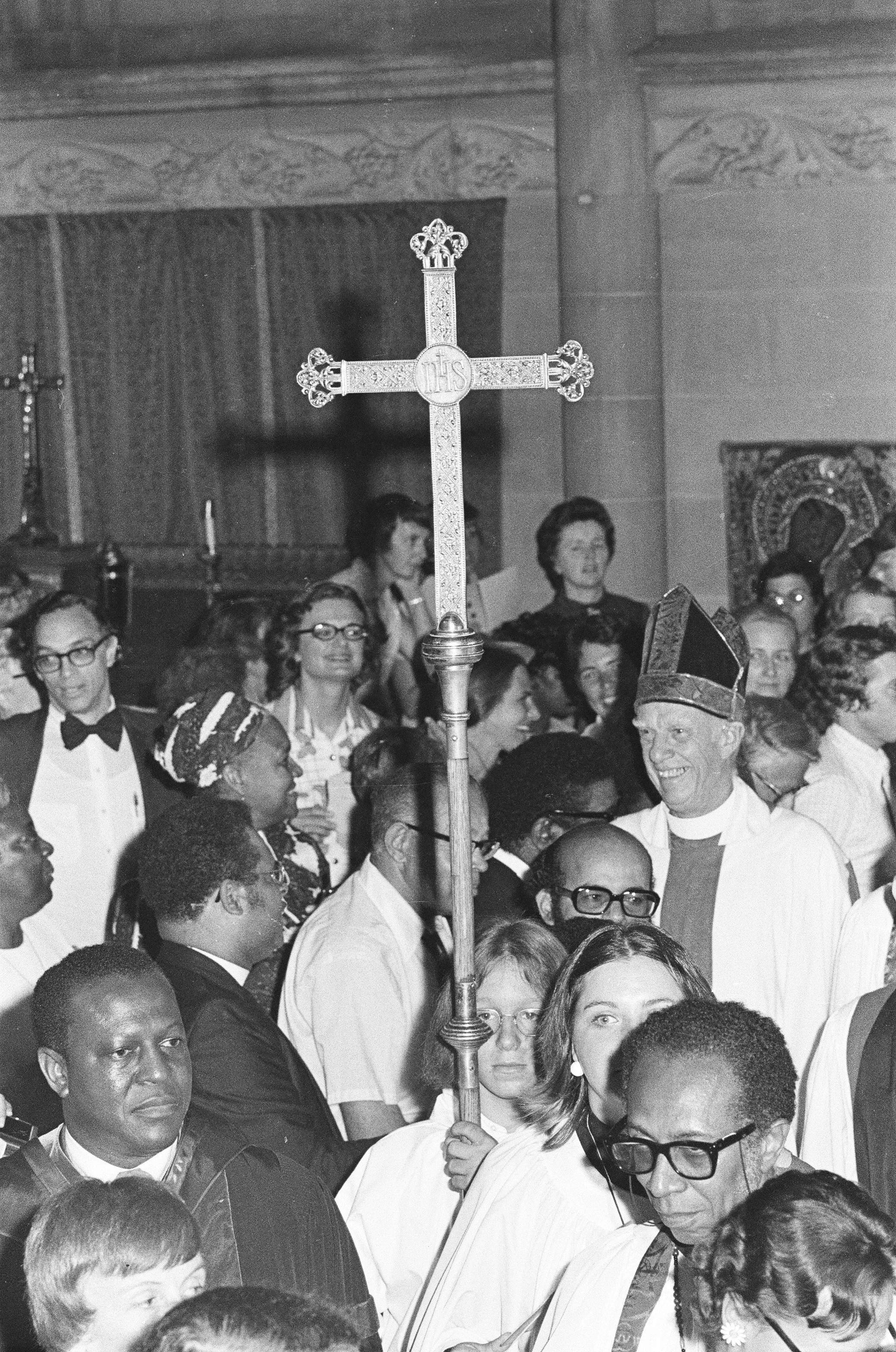 Brad Hess black and white photograph, copyright Darlene O'Dell, Church of the Advocate, Philadelphia Eleven ordinations, July 1974, women priests, Episcopal, large crowd, press, Charles Willie, Paul Washington, cross, procession