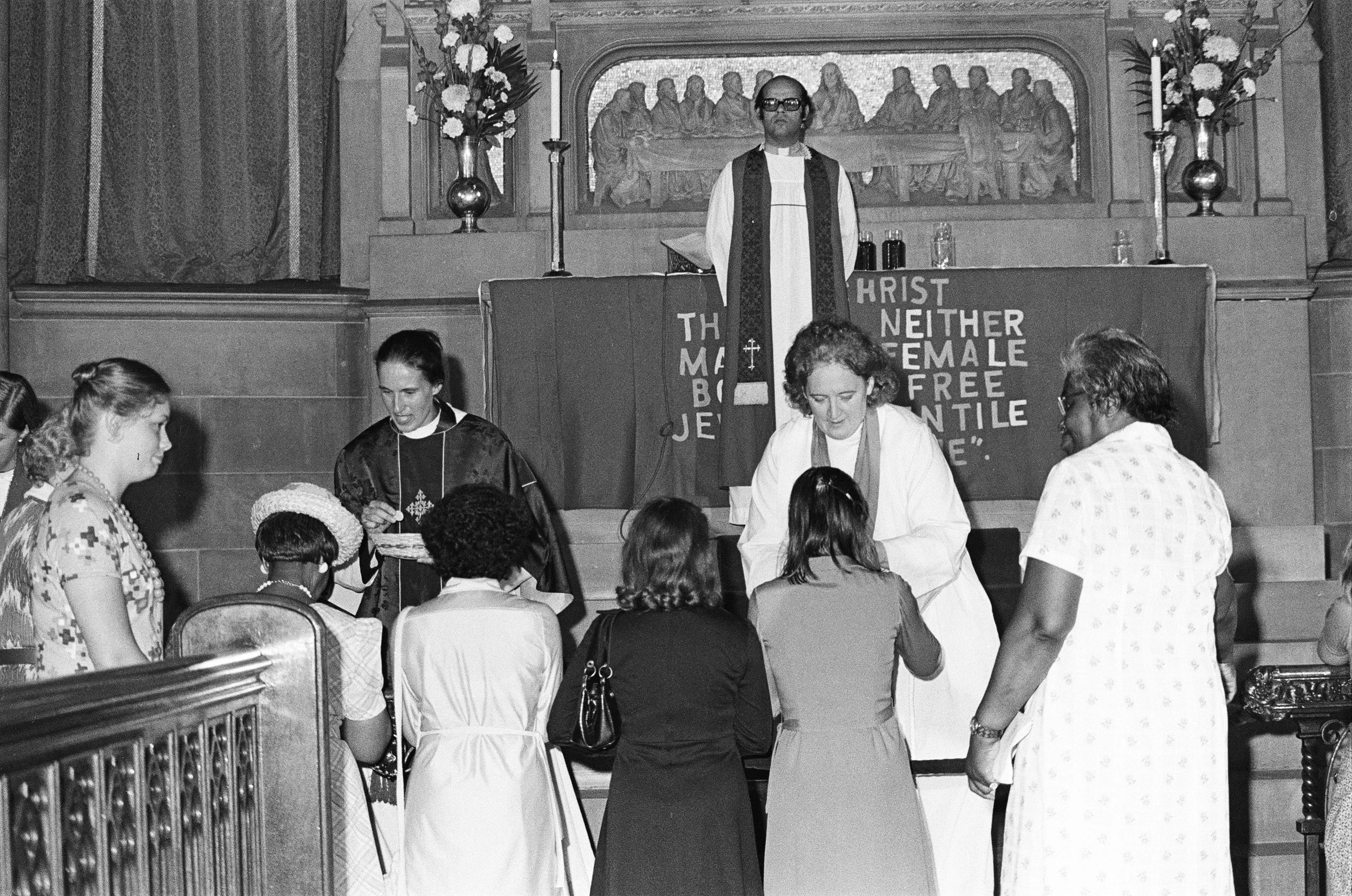 Brad Hess black and white photograph, copyright Darlene O'Dell, Church of the Advocate, Philadelphia Eleven ordinations, July 1974, women priests, Episcopal, large crowd, press,