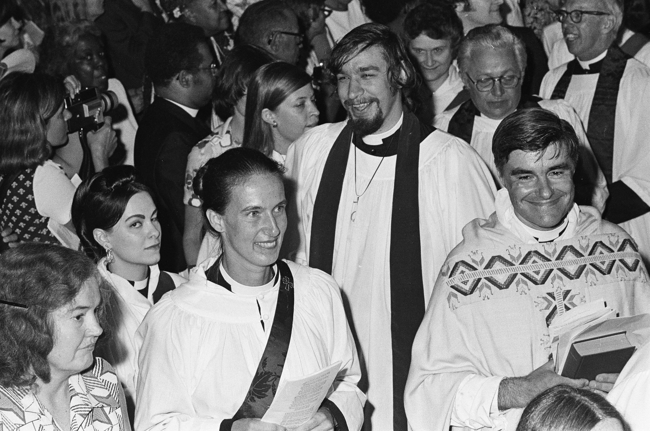 Brad Hess black and white photograph, copyright Darlene O'Dell, Church of the Advocate, Philadelphia Eleven ordinations, July 1974, women priests, Episcopal, large crowd, press, Katrina Swanson, Alla Bozarth
