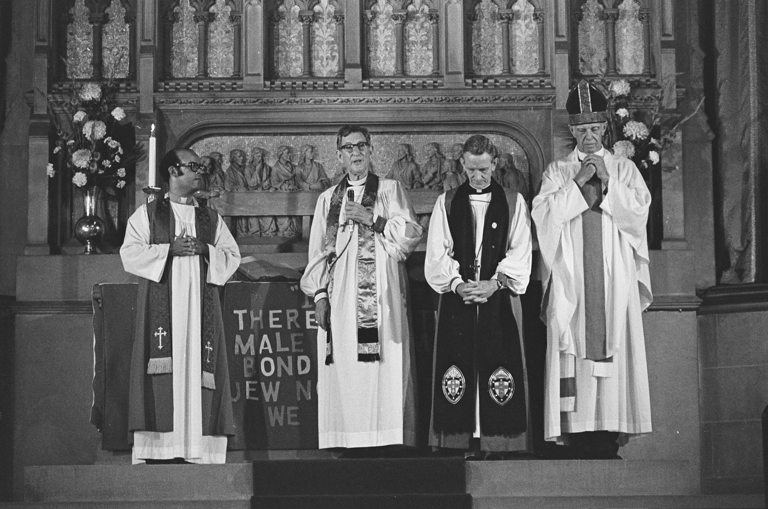 Brad Hess black and white photograph, copyright Darlene O'Dell, Church of the Advocate, Philadelphia Eleven ordinations, 1974, women priests, Bishops, Tony Ramos, Daniel Corrigan, Robert DeWitt, Edward Welles, large crowd. July, media
