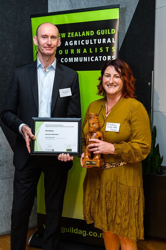2019 Rongo winner Jo Cuttance, as part of a Country-Wide team