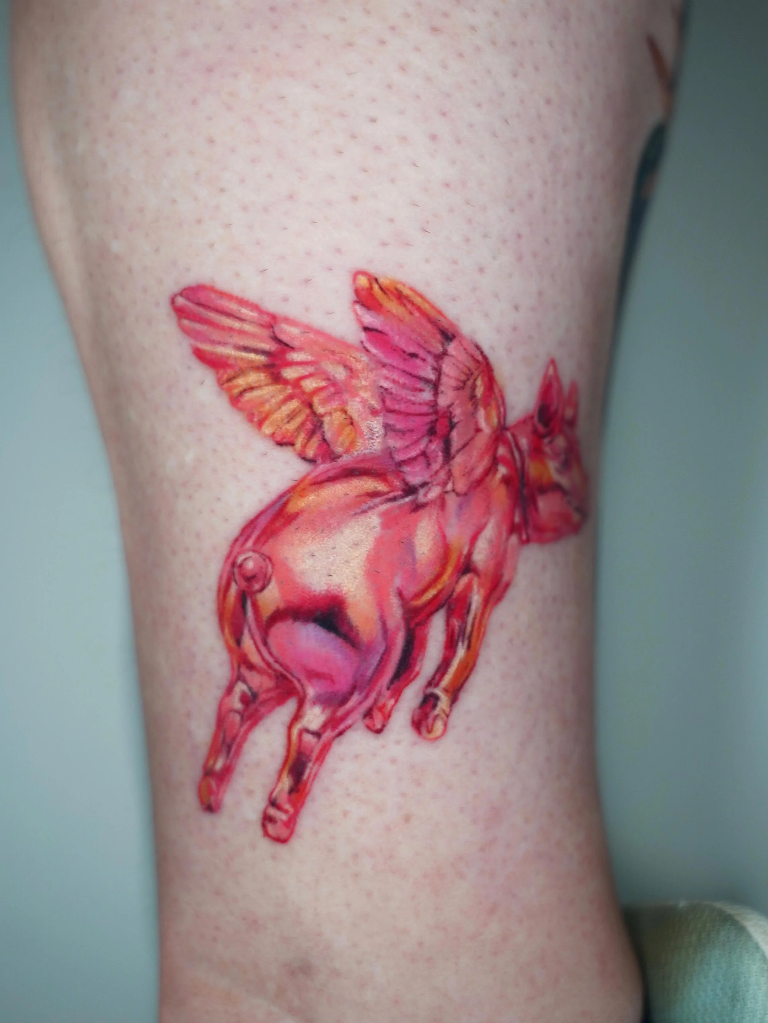 Healed metallic pig I did at @memphistattoofestival 🐷💕