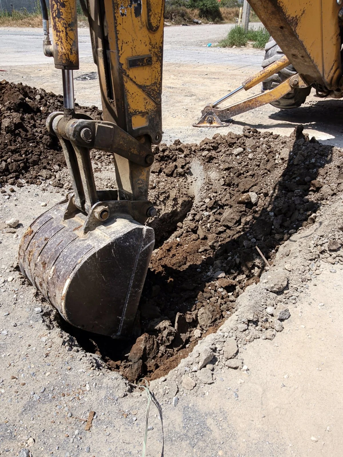Excavación de pozo a cielo abierto con retroexcavadora