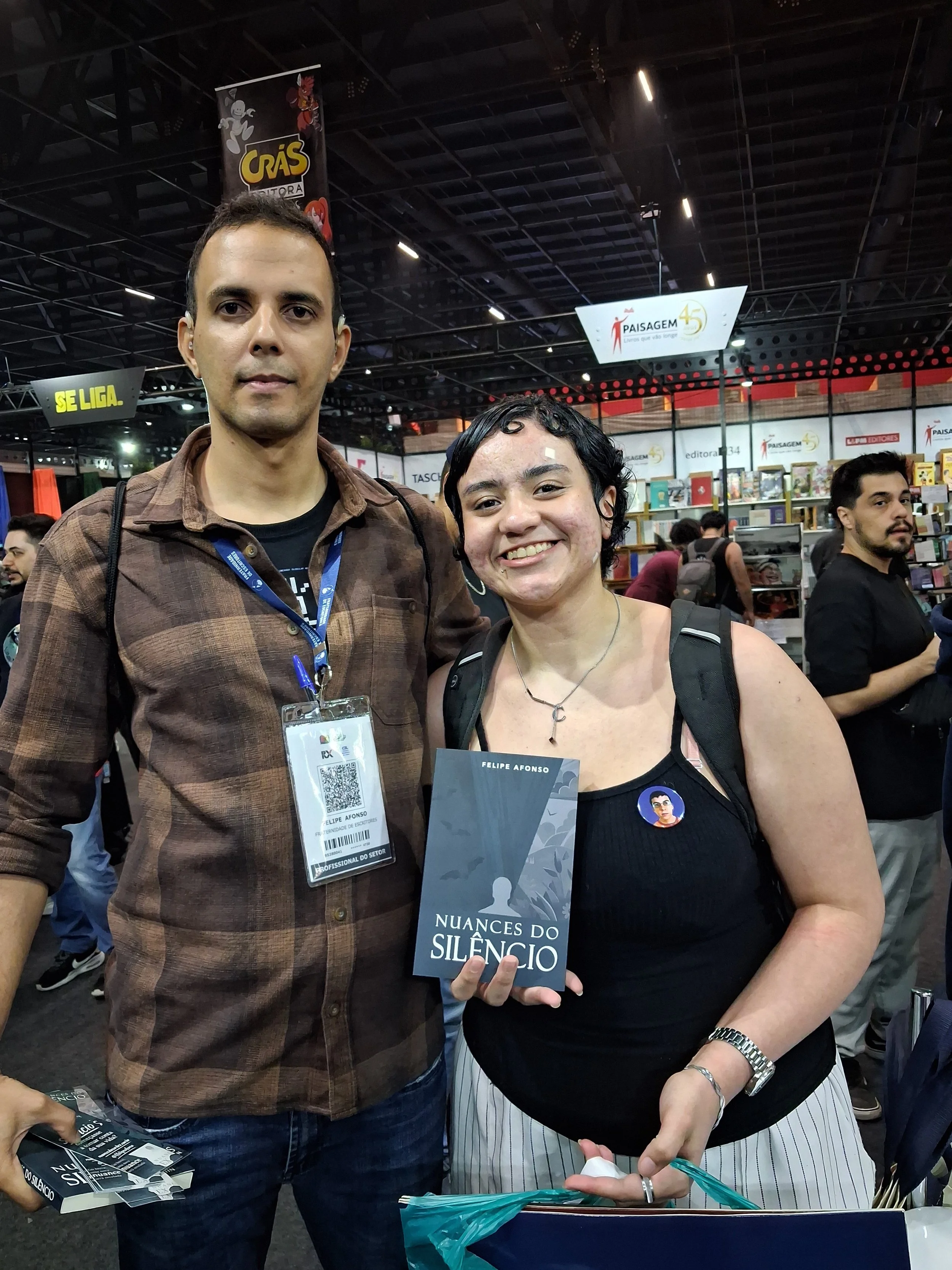 Autor Felipe Afonso e leitora de Nuances do Silêncio em Bienal SP 2026