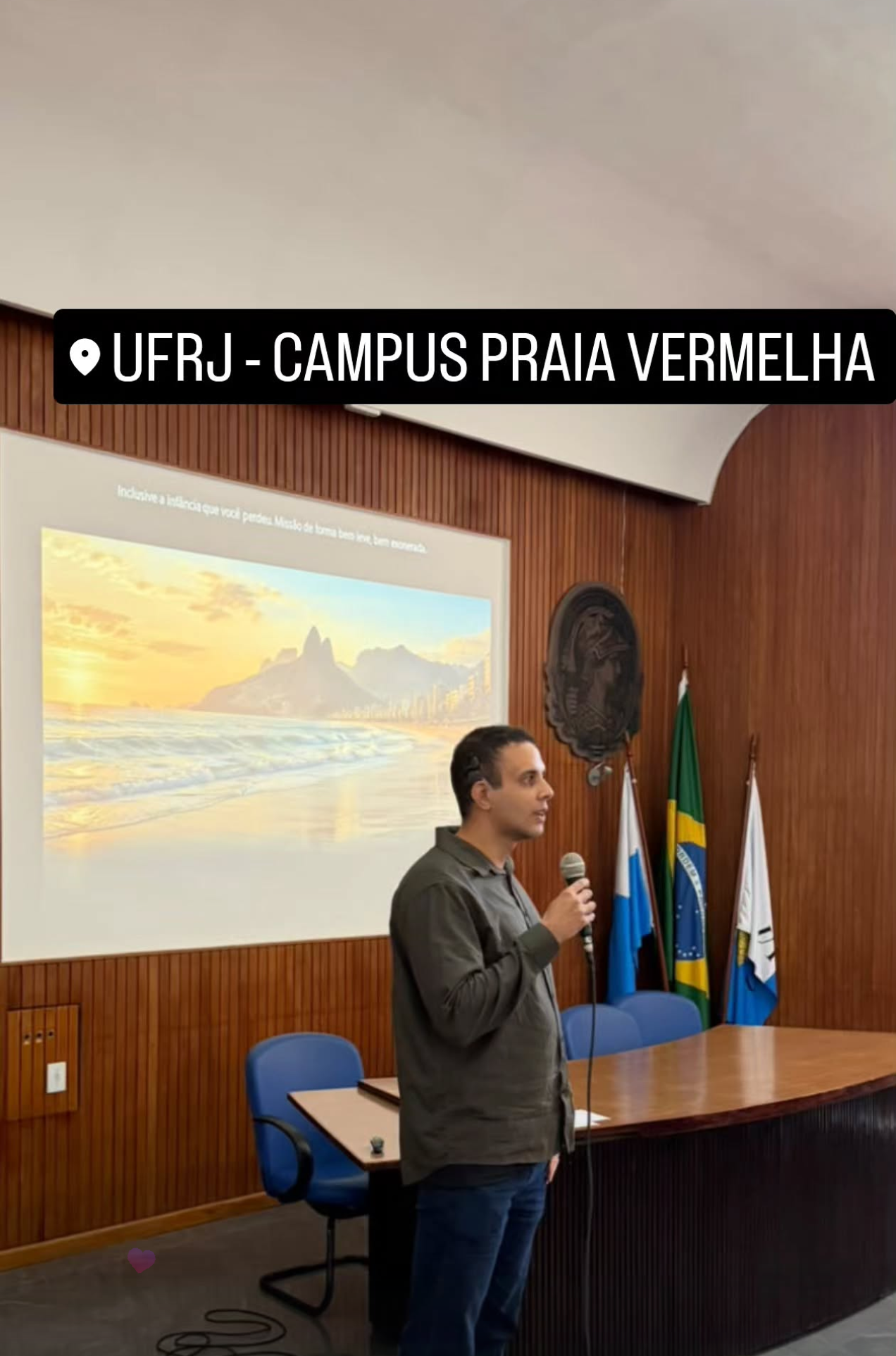 Autor Felipe Afonso em palestra na UFRJ, falando sobre implante coclear e os livros Nuances do Silêncio e Nuances da Exclusão