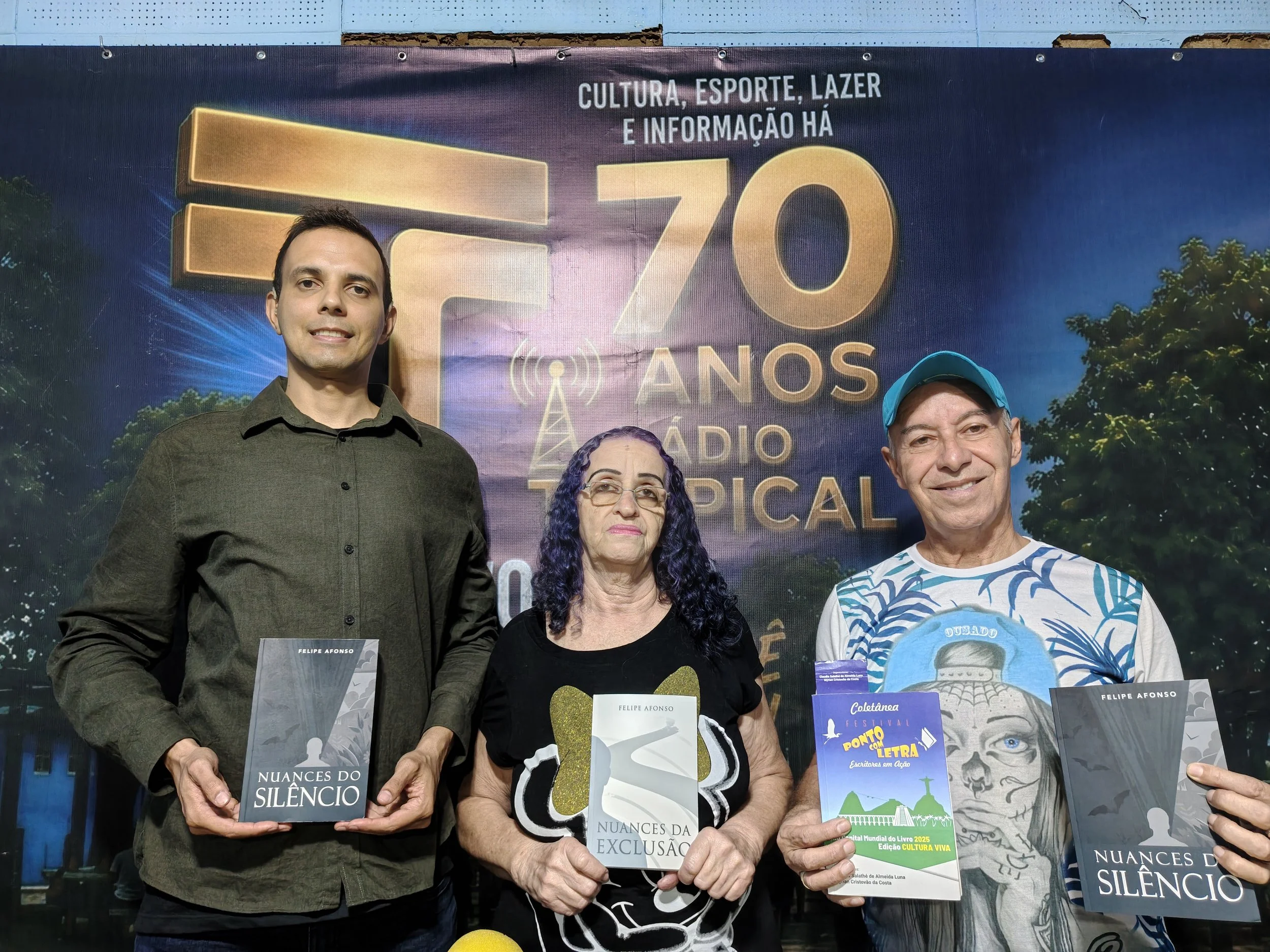 Autor Felipe Afonso em evento na rádio, apresentando os livros Nuances do Silêncio e Nuances da Exclusão