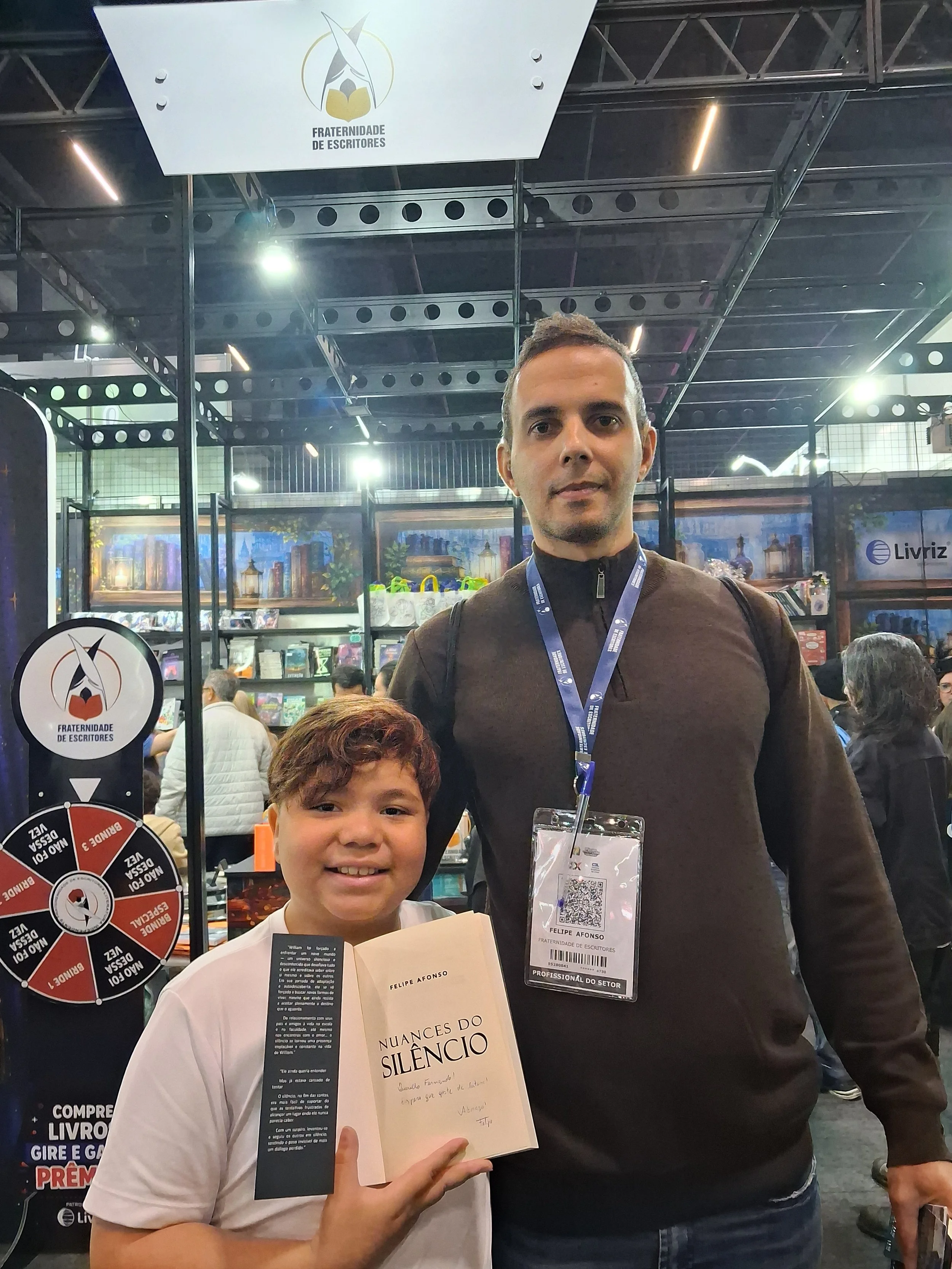 Pequeno leitor de Nuanes do Silêncio com autor Felipe Afonso na Bienal do Livro SP 2026