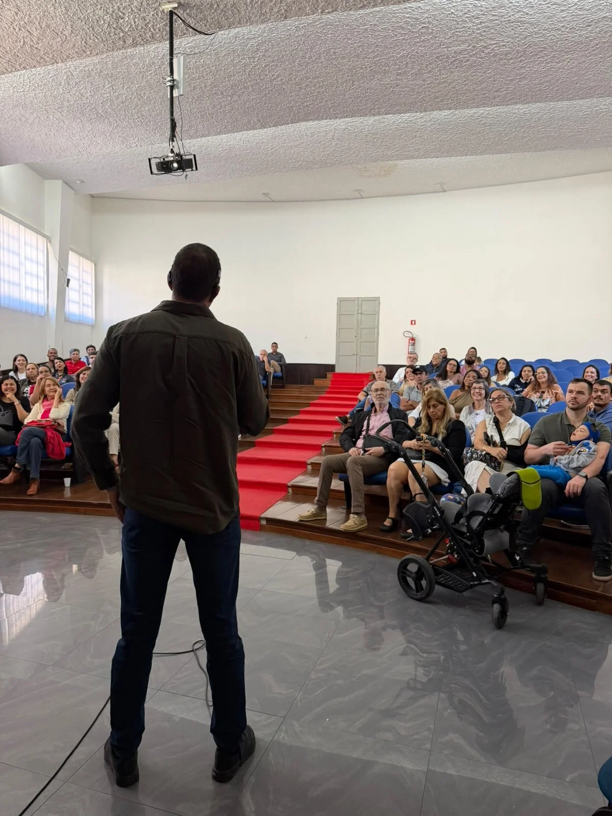 Autor Felipe Afonso em palestra na UFRJ