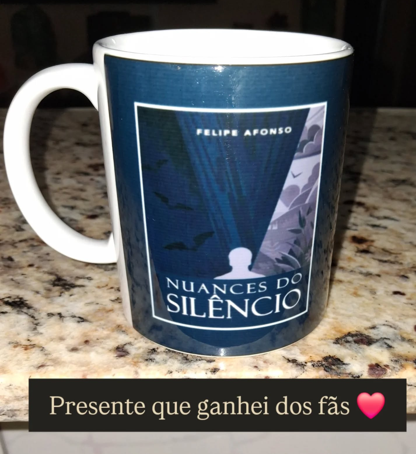 Caneca com a capa do livro Nuances do Silêncio