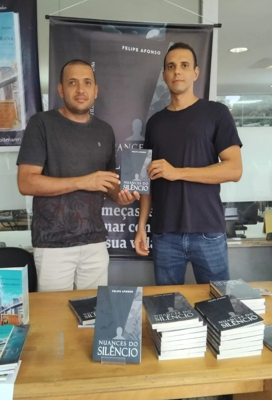 Leitor tirando foto com autor Felipe Afonso após receber seu exemplar do livro Nuances do Silêncio