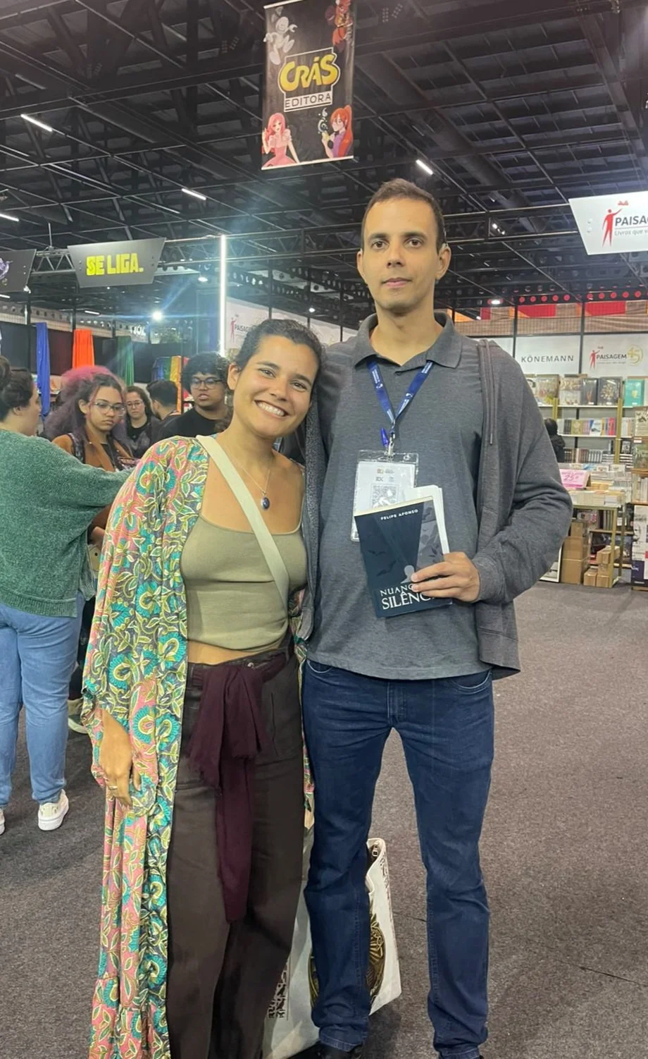 Autor Felipe Afonso com leitora de Nuances do Silêncio na Bienal do Livro de SP 2026
