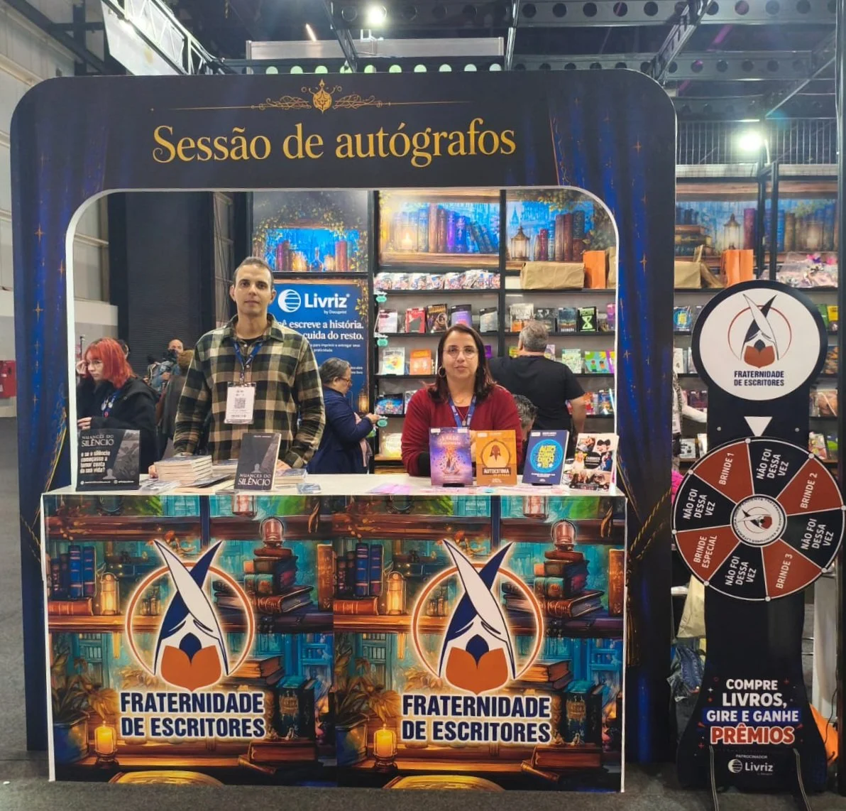 Autor Felipe Afonso em sessão de autógrafos do livro Nuances do Silêncio na Bienal do Livro de SP 2026