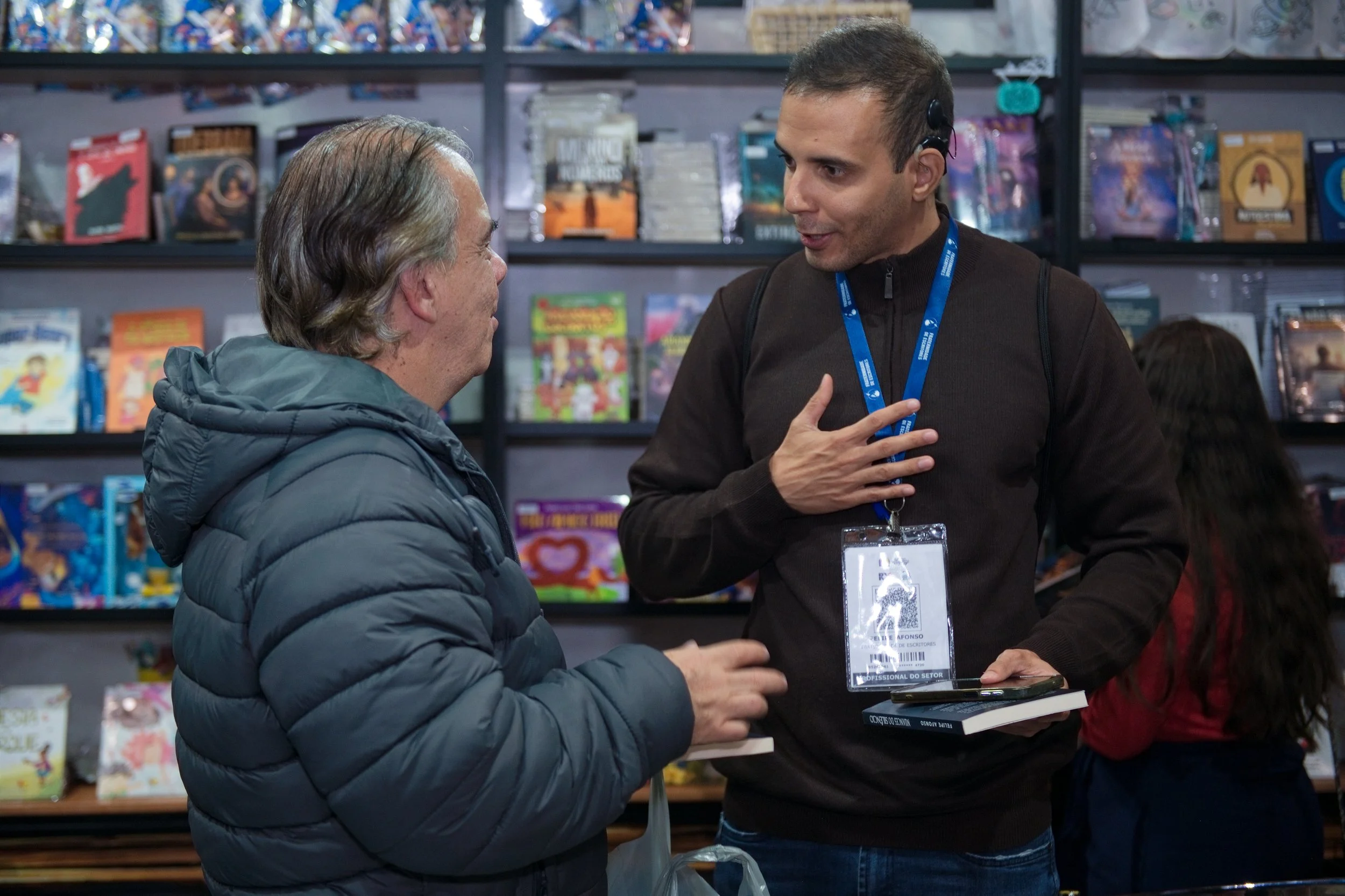 Autor Felipe Afonso conversando com leitor durante a Bienal do Livro de 2026