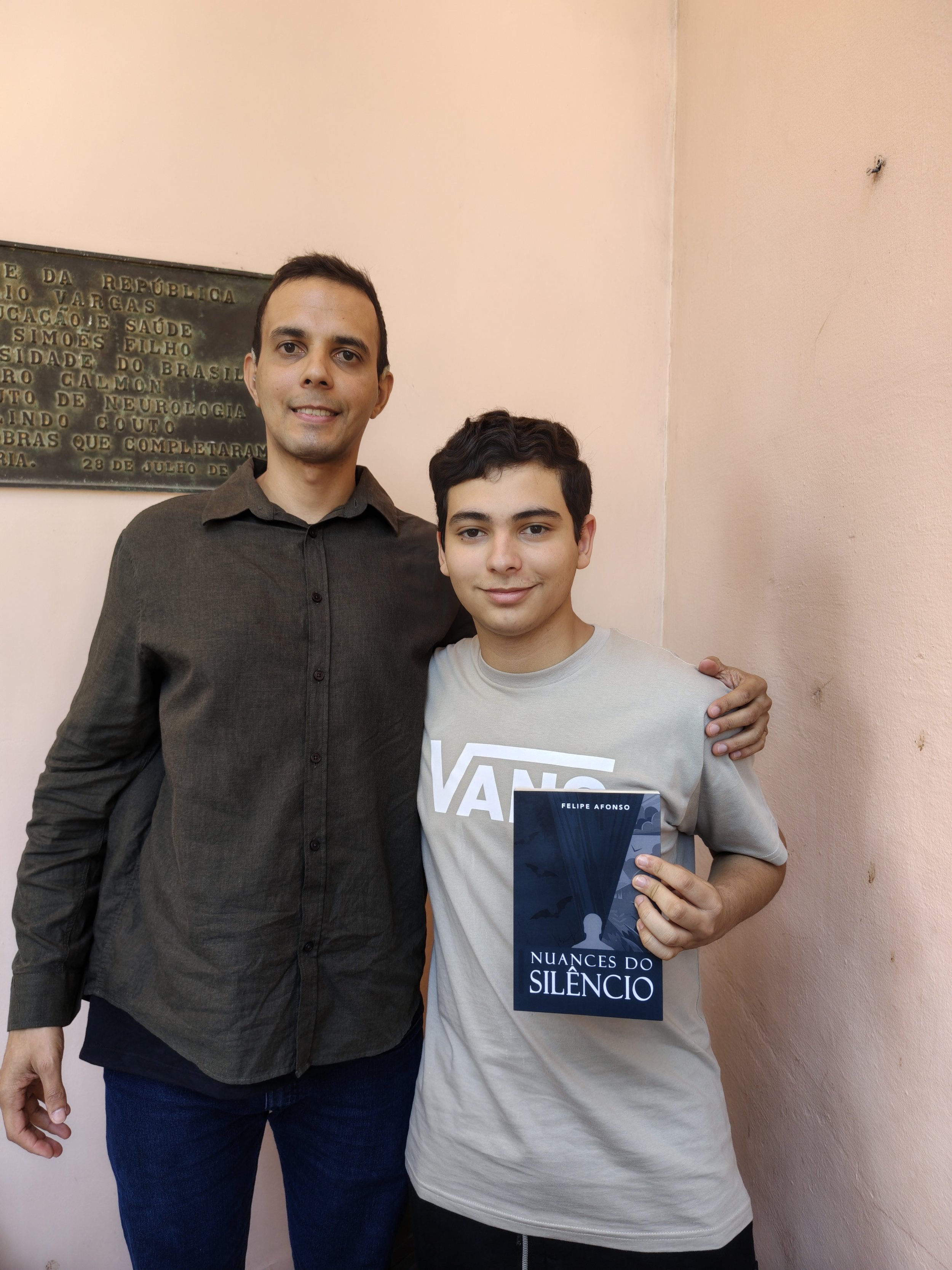 Autor Felipe Afonso com leitor de Nuances do Silêncio