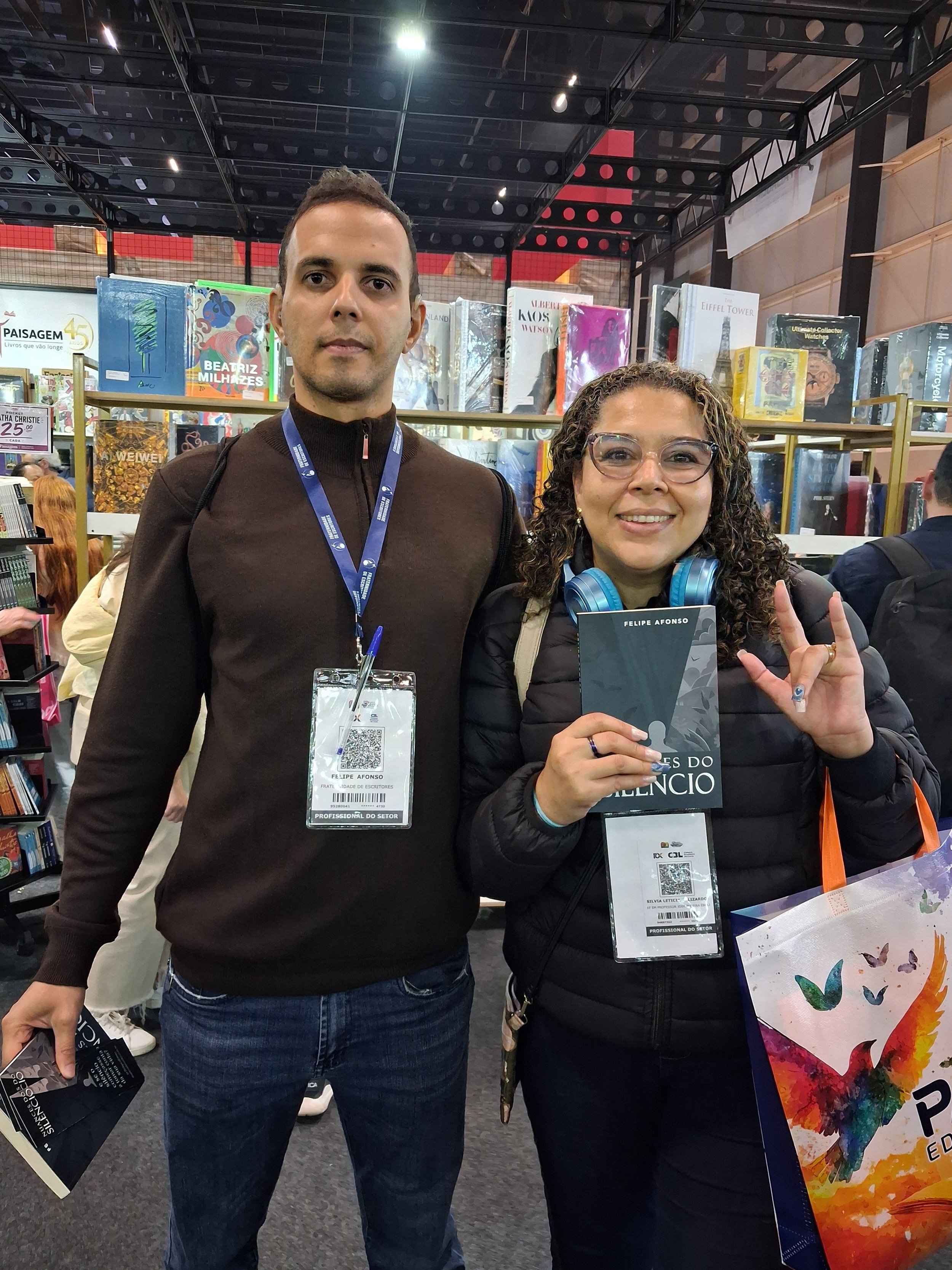 Leitora de Nuances do Silêncio com autor Felipe Afonso com na Bienal do Livro de SP 2026