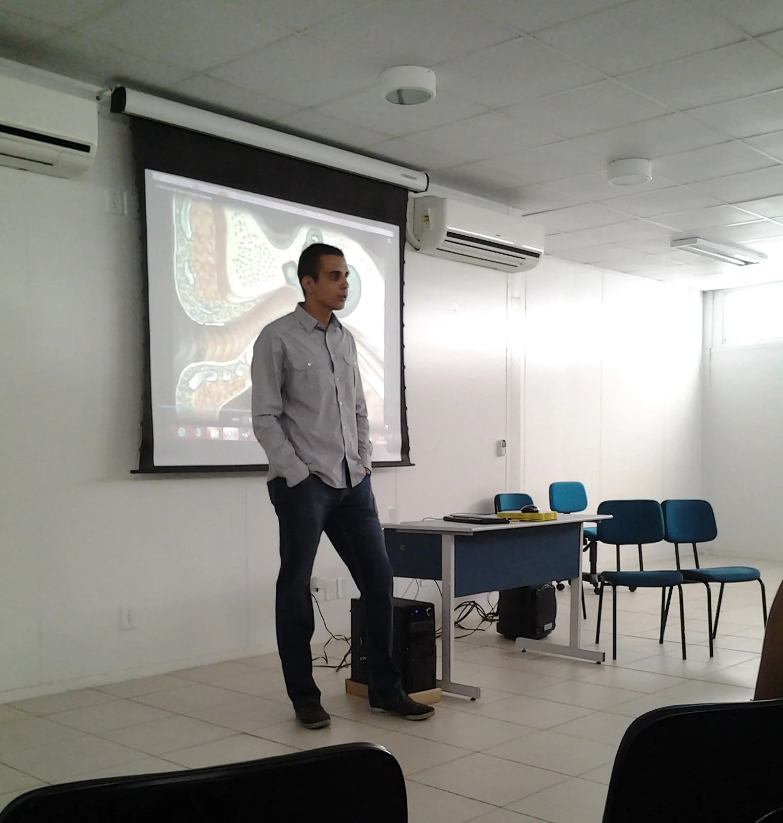 Felipe Afonso ministrando palestra sobre surdez, audição e inclusão no Centro de Apoio a Pessoa com Deficiência.